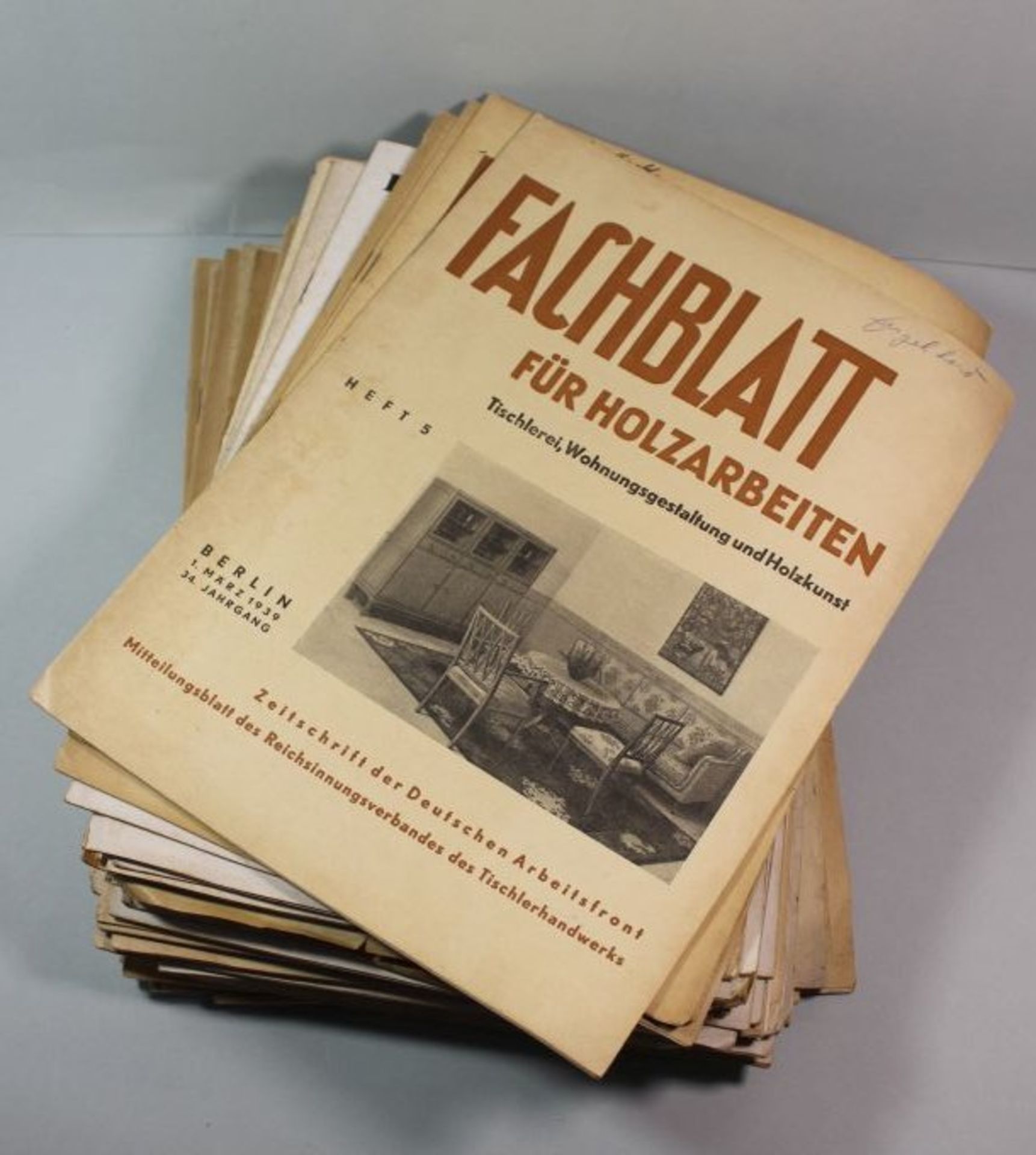 55 Ausgaben der Zeitschrift "Fachblatt für Holzarbeiten", Zeitschrift der Deutschen Arbeiterfront.