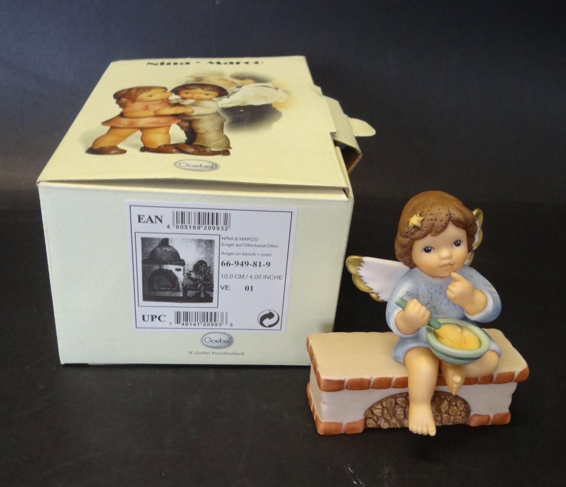 Goebel Figur "Engel auf Ofenbank" in OVP, H-10 cm, zweiteilig