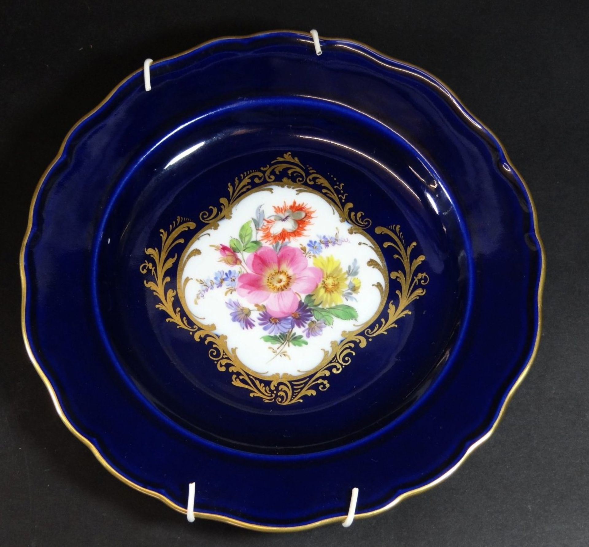 Teller "Meissen" Kobalt mit Blumenbouiquet, Schwertermarke, 1.Wahl, mit feinen, langen Haarriss, D-