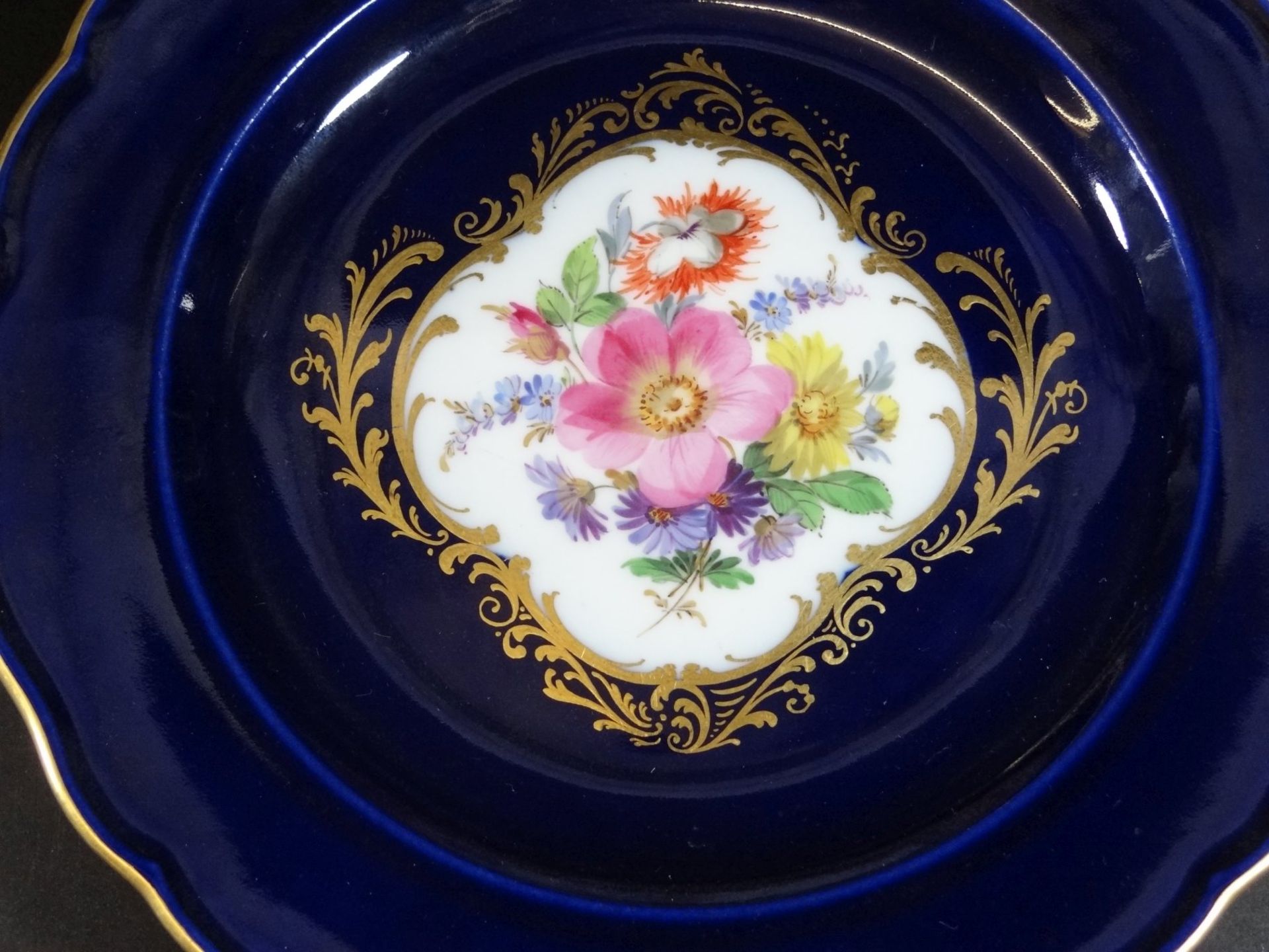 Teller "Meissen" Kobalt mit Blumenbouiquet, Schwertermarke, 1.Wahl, mit feinen, langen Haarriss, D- - Bild 2 aus 4