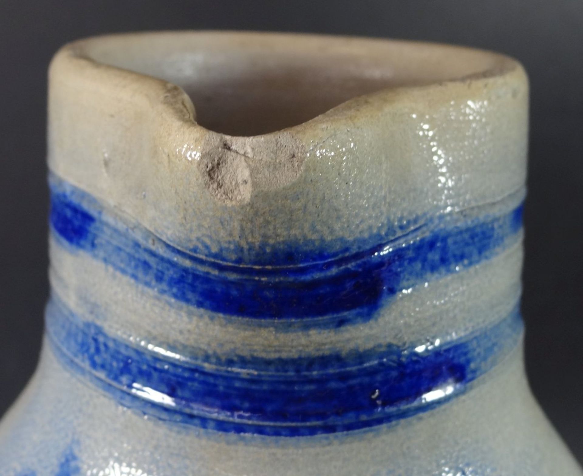 4 Liter Krug, Steinzeug mit Blaumalerei, Ausguss mit Abplatzer, H-31 cm - Bild 5 aus 6