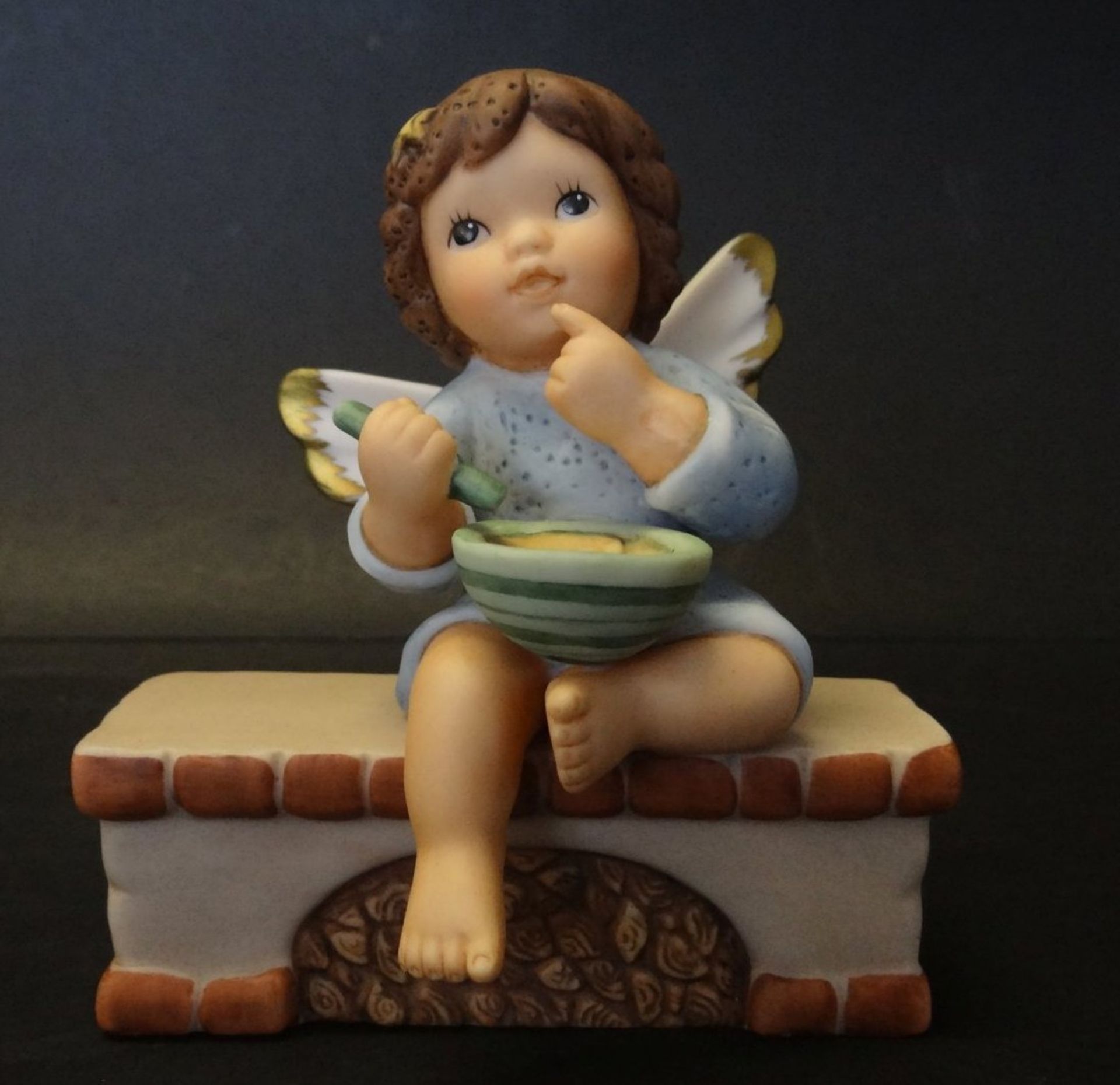 Goebel Figur "Engel auf Ofenbank" in OVP, H-10 cm, zweiteilig - Bild 2 aus 4