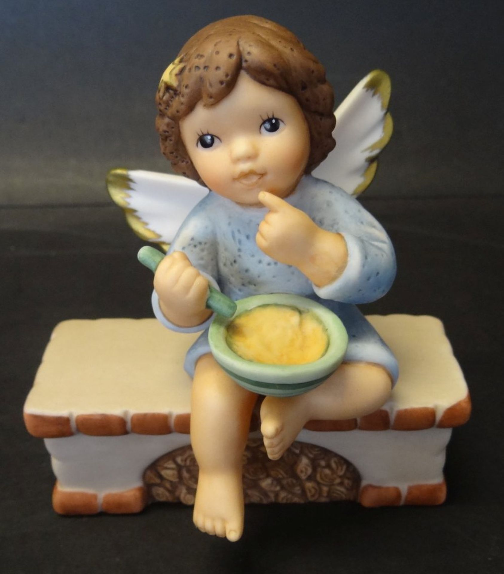 Goebel Figur "Engel auf Ofenbank" in OVP, H-10 cm, zweiteilig - Bild 3 aus 4