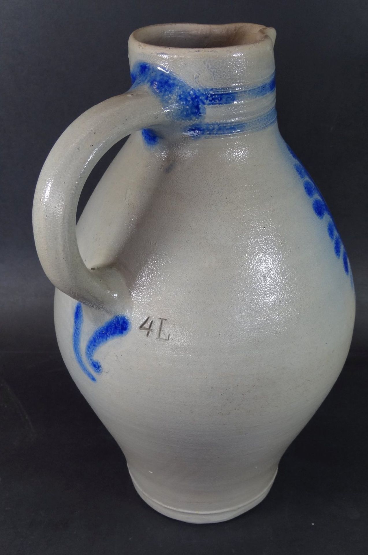 4 Liter Krug, Steinzeug mit Blaumalerei, Ausguss mit Abplatzer, H-31 cm - Bild 3 aus 6