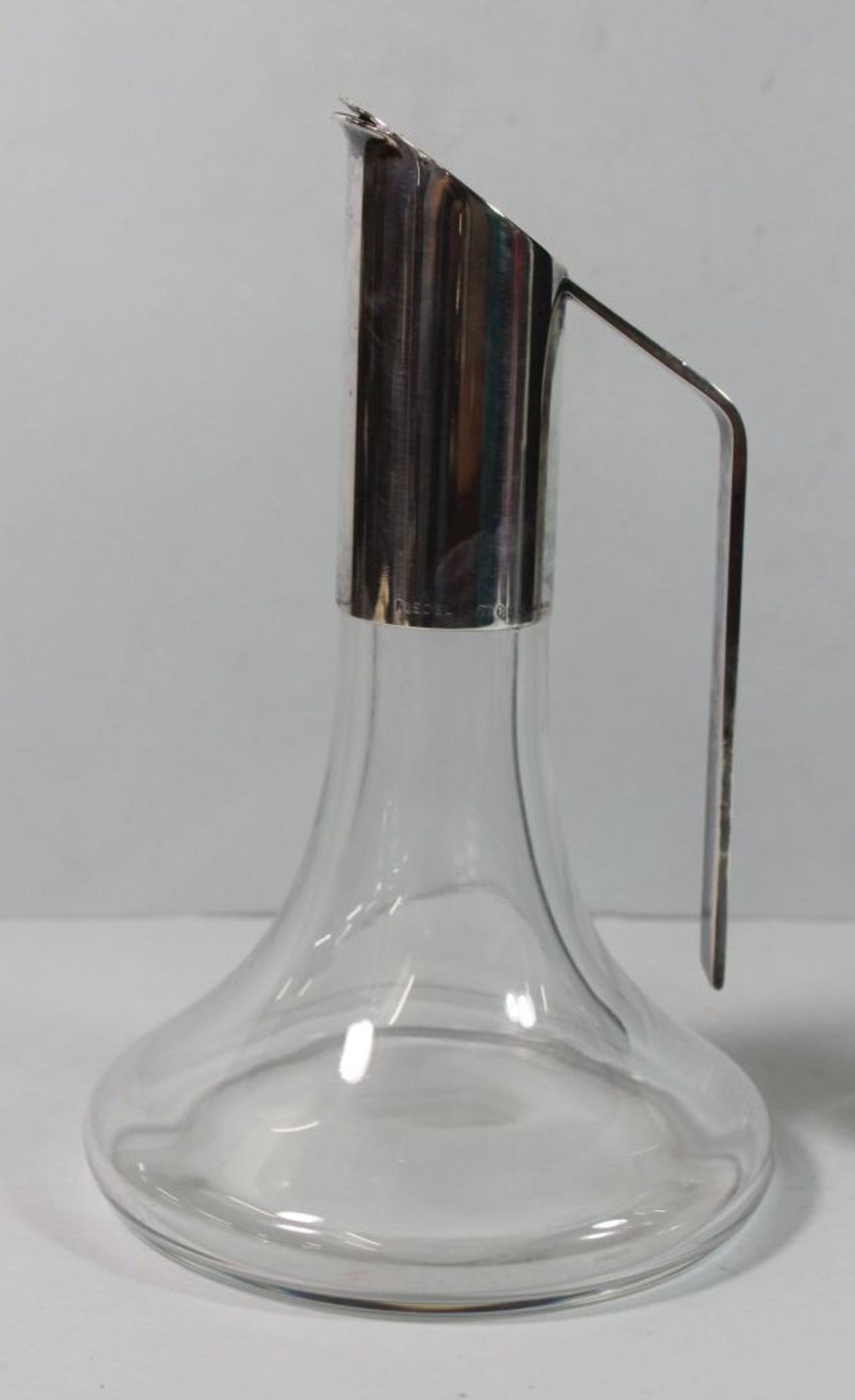 2 Schenkkannen, farbloses Glas mit Metallmontage, sign. Riedel Mesa, Italy, je ca. H-21cm. - Bild 3 aus 3