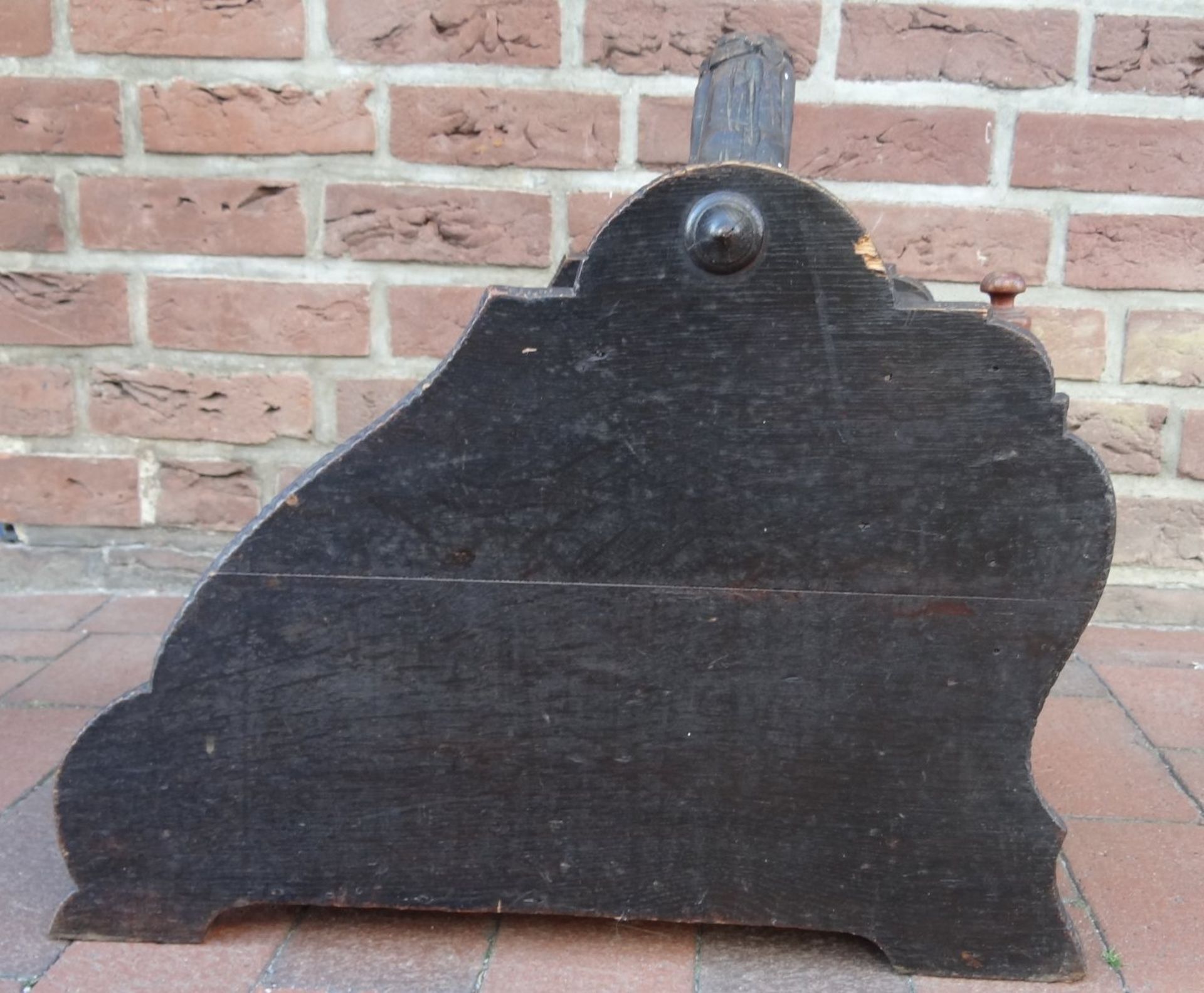 grosser Holz-Kohlekasten mit Metalleinsatz, rückseitig Kohleschaufen, beschnitzt, mit Löwenkopf, H- - Bild 4 aus 6