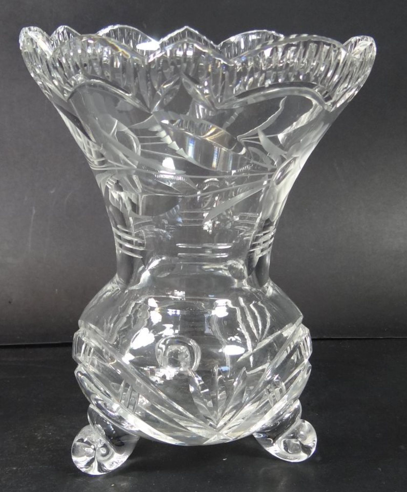3x div. Kristall-Vasen mit Schliff, 2x Schleuderstern, H-14-15-20 cm, 1x minim. Abplatzer