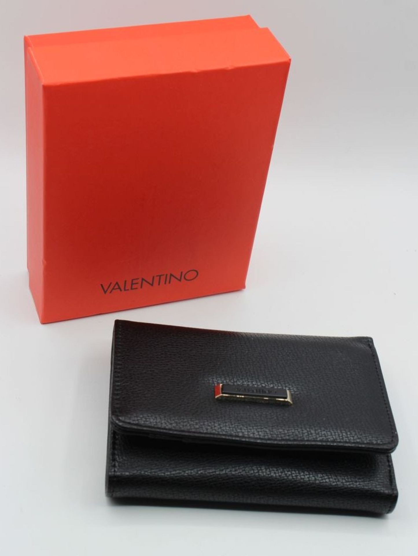 neuwertige Geldbörse "Valentino", orig. Karton, 11 x 14,5cm.