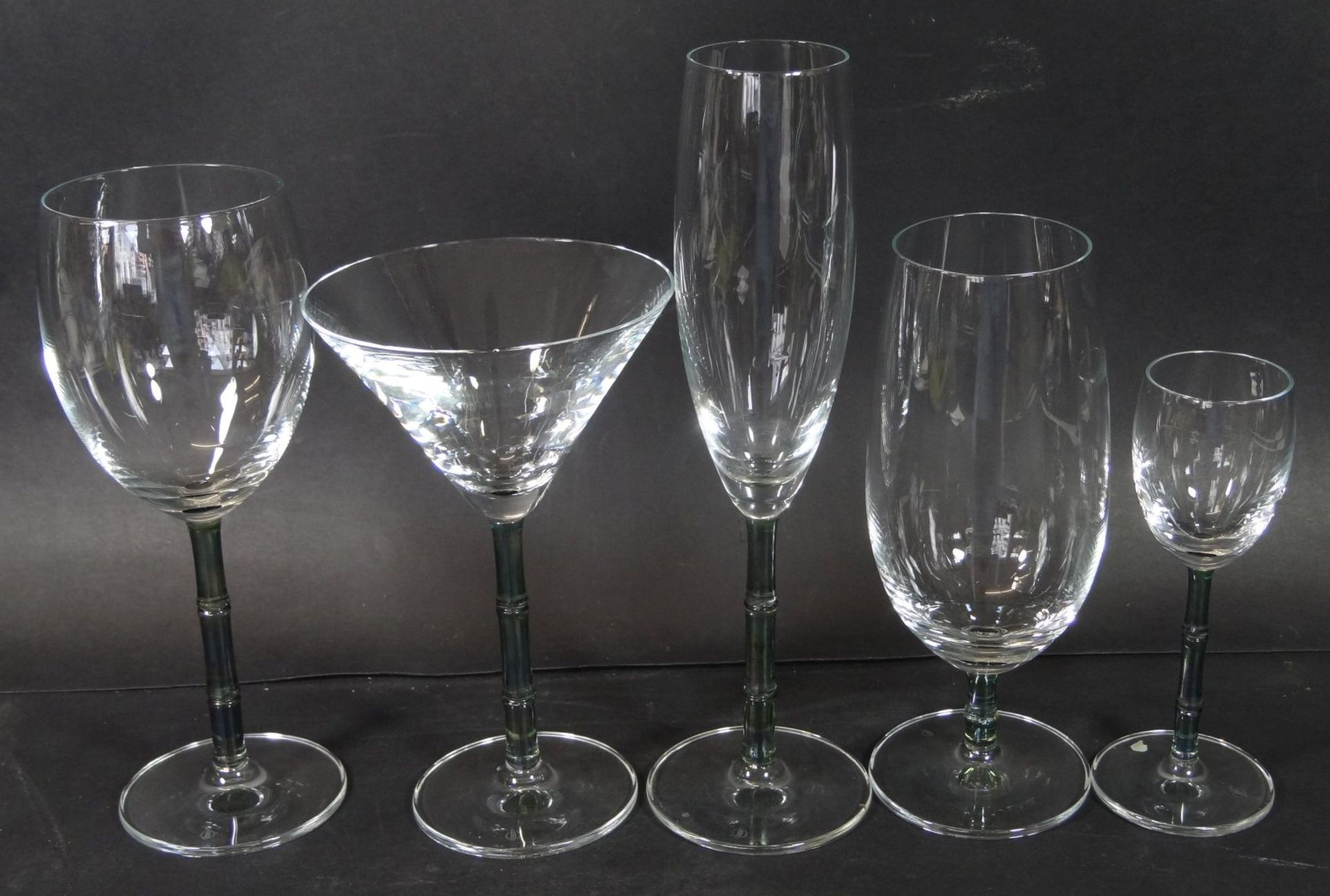 Set aus 18 Gläser, diverse, güner dreigeteilter Stiel, alle gemarkt, H-max 24 - Bild 3 aus 5