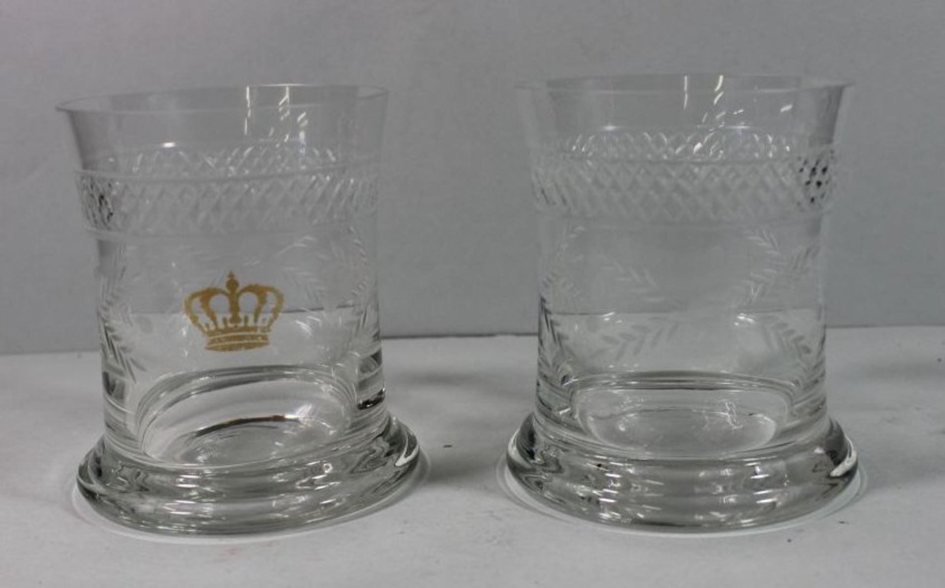 2x Whisky Gläser, beschliffen, 1x bestossen, H-11cm.