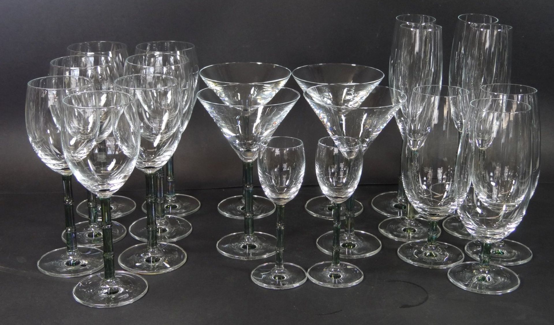 Set aus 18 Gläser, diverse, güner dreigeteilter Stiel, alle gemarkt, H-max 24