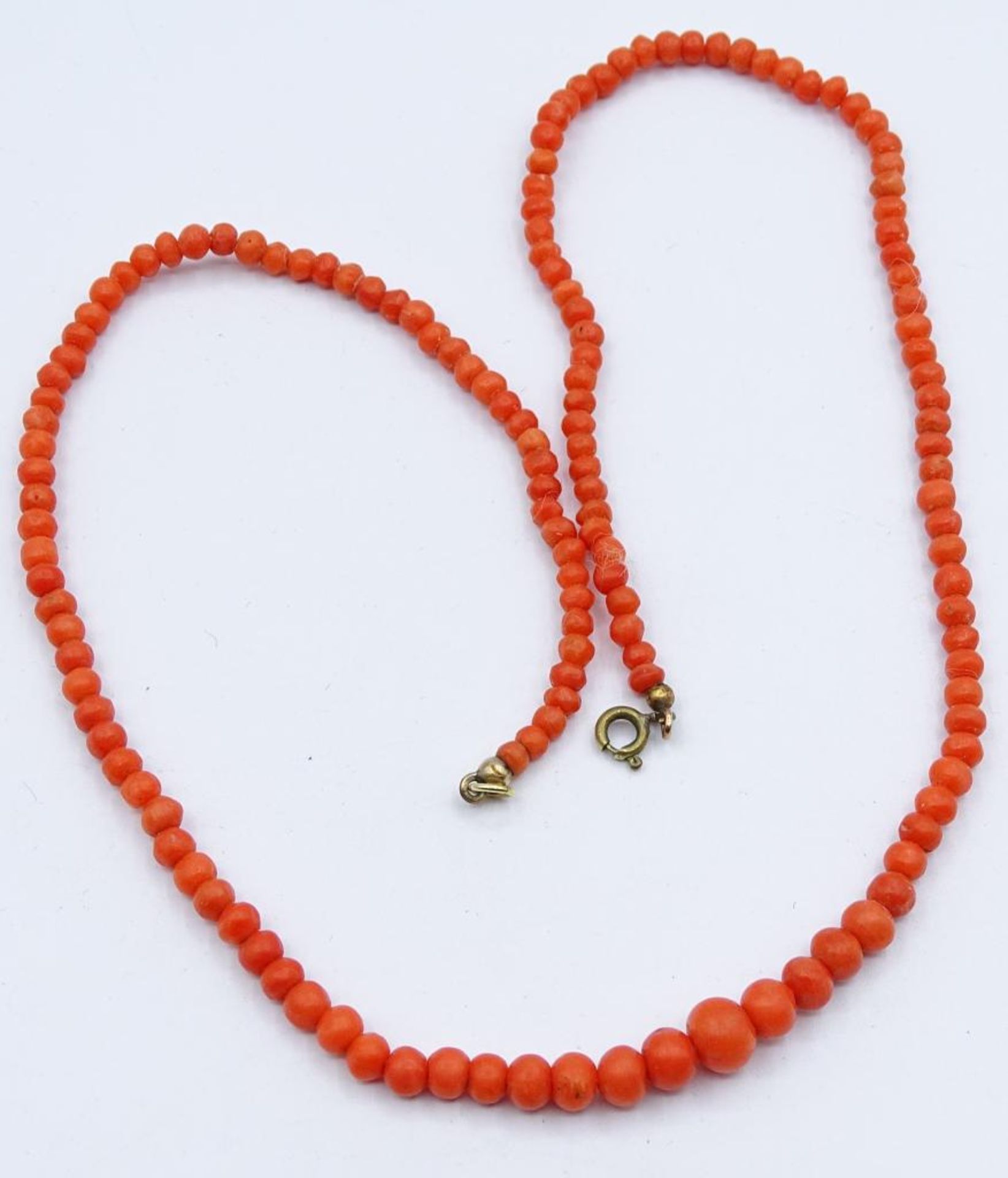 *Korallen Halskette mit einer vergoldeten Schließe,ca.L-45cm,d-3,1-6,6mm,9,7gr