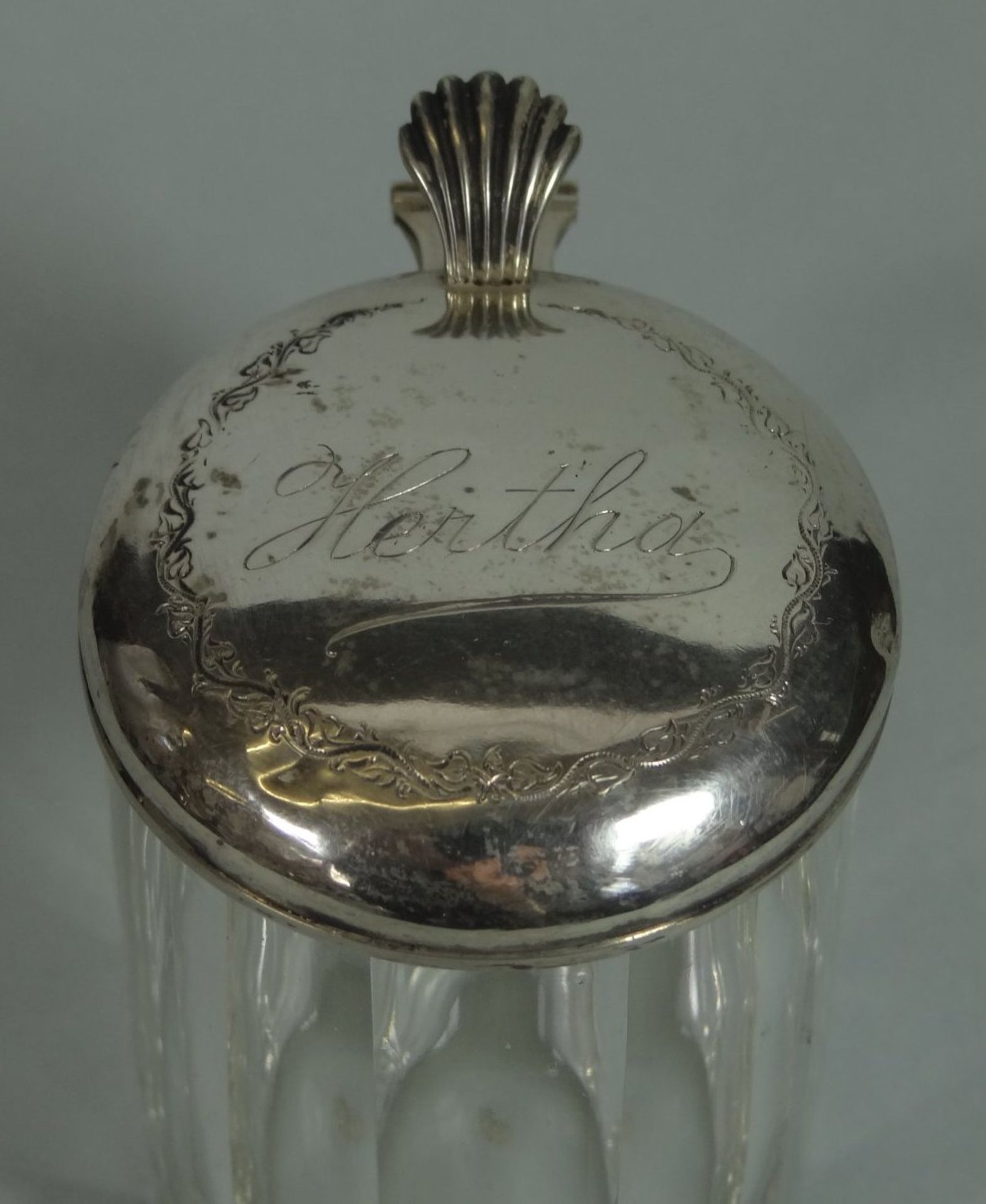kl. Bierkrug mit Silberdeckel, , beschriftet "Hertha", um 1900, Deckel innen vergoldet, verdellt, - Image 3 of 4