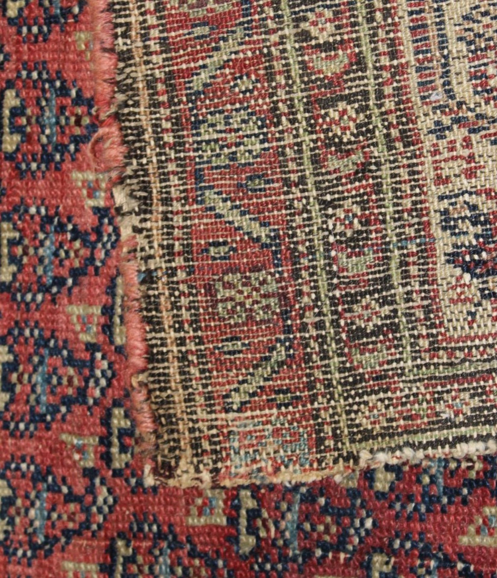 gr. Orientteppich, flach geknüpft, wohl um 1900, Alters-u. Gebrauchsspuren, ca. 290 x 150cm. - Bild 3 aus 3