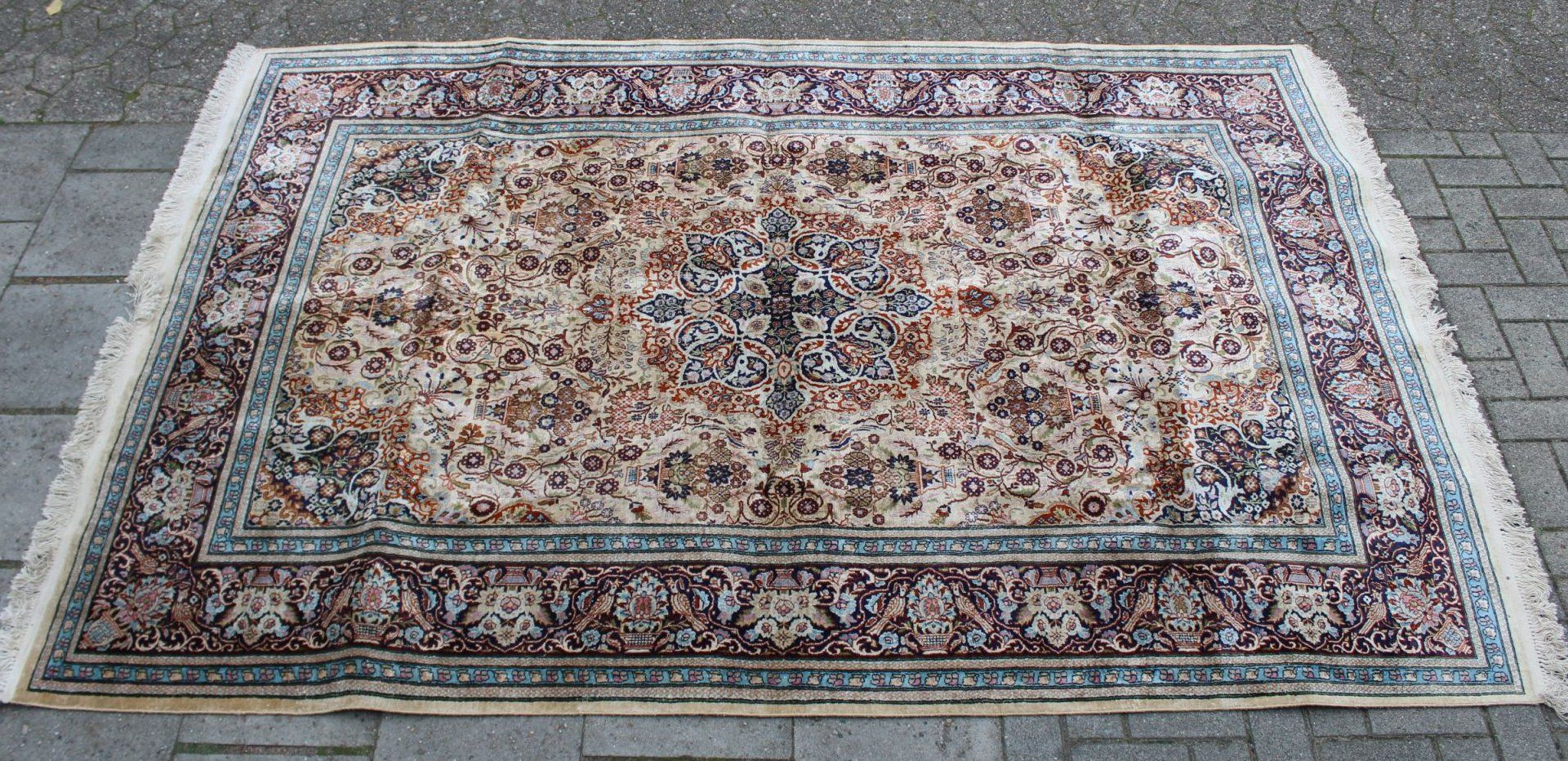 gr. Orientteppich, Seidenflor, schönes Muster, guter Zustand, 285 x 180cm.