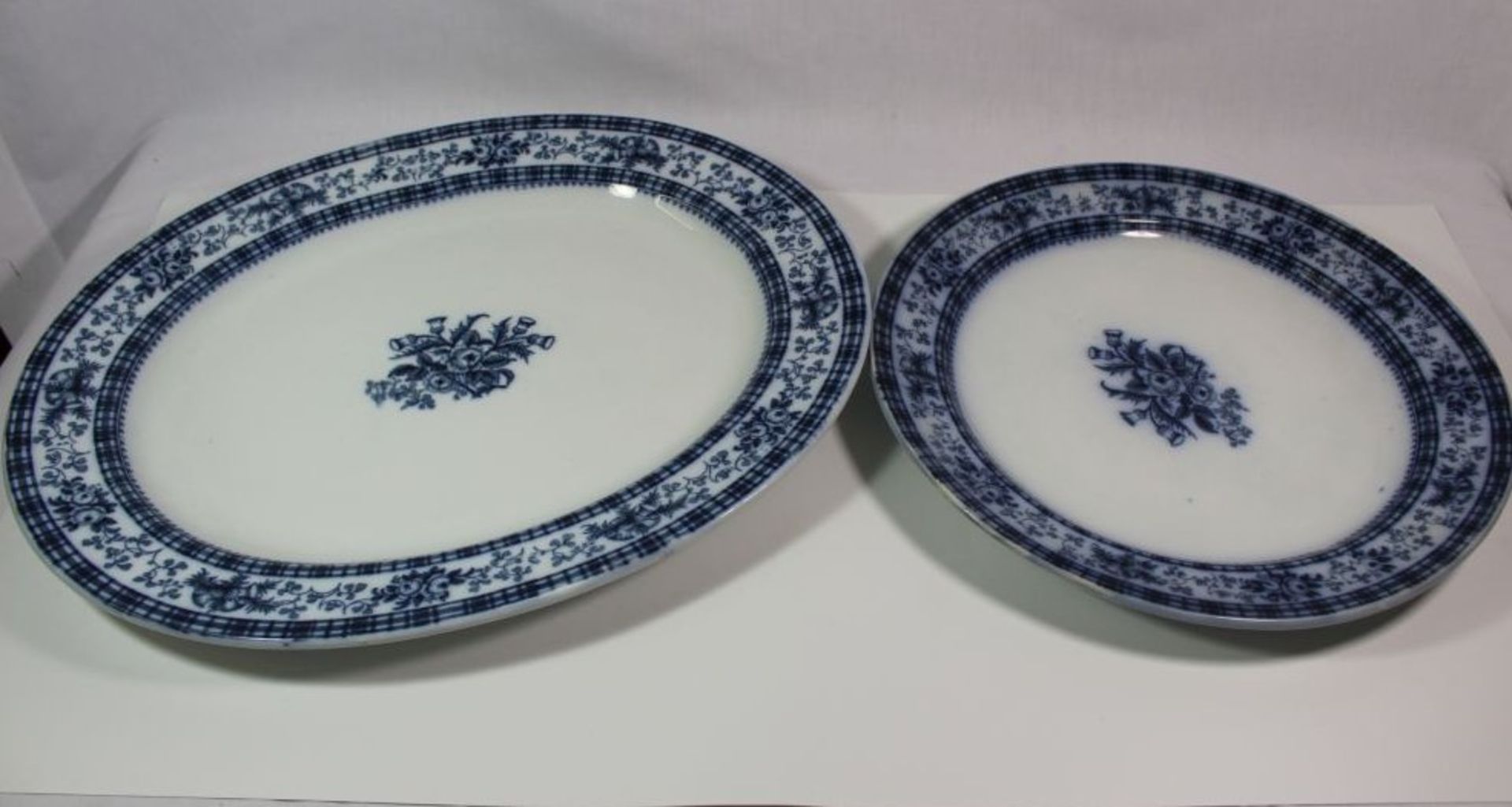 gr. Deckelterinne, 2 div. ovale Plattem und runder Teller, Douglas, England, blaues florales - Bild 3 aus 3