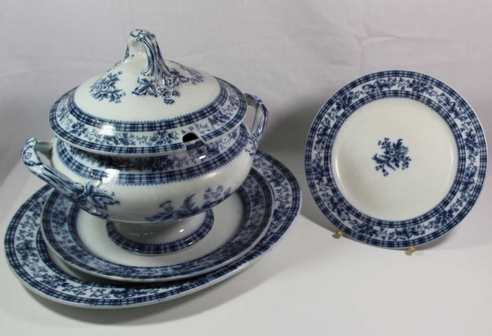 gr. Deckelterinne, 2 div. ovale Plattem und runder Teller, Douglas, England, blaues florales