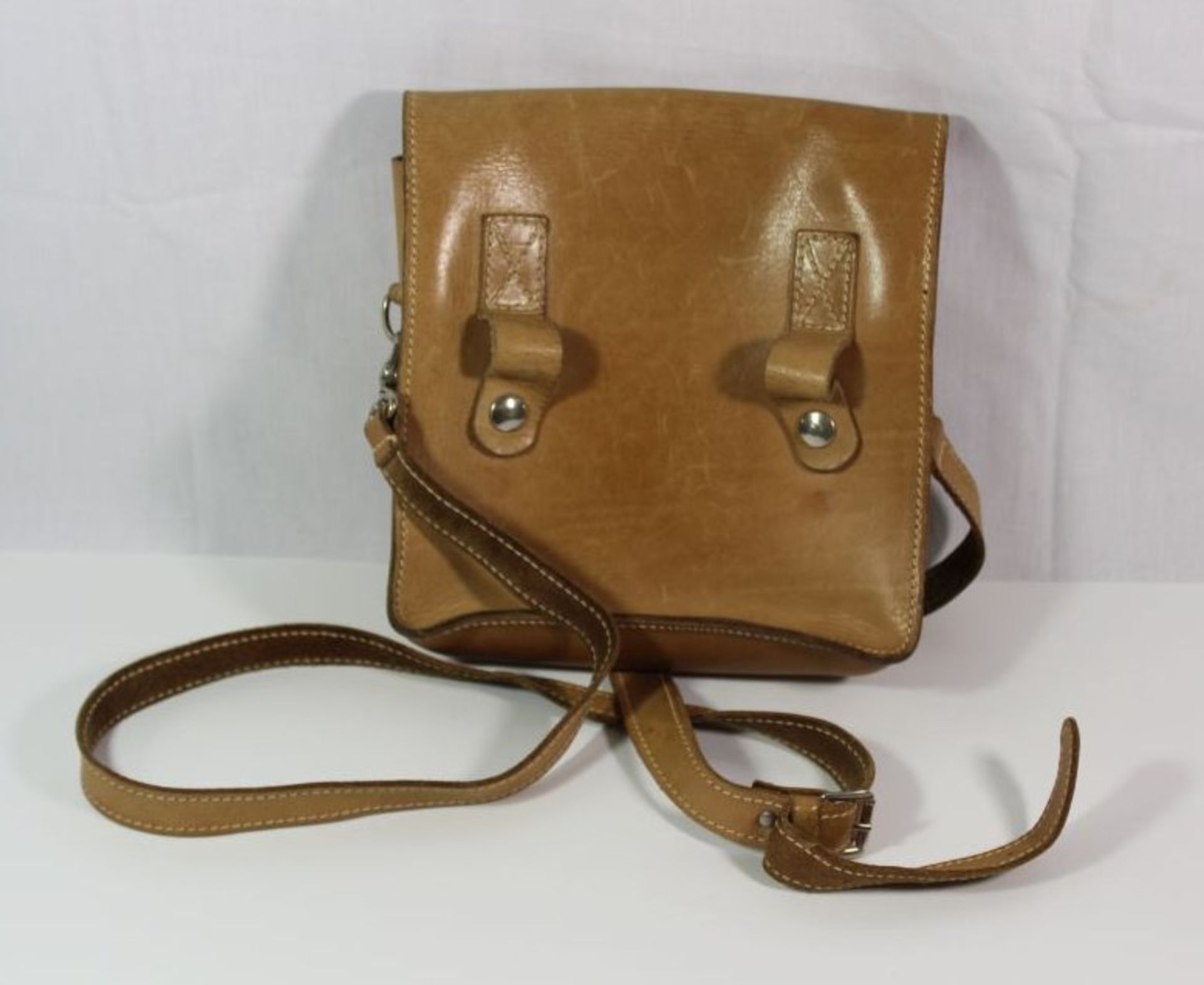 Ledertasche, gemarkt, leichte Tragespuren, 22 x 22cm. - Bild 3 aus 3