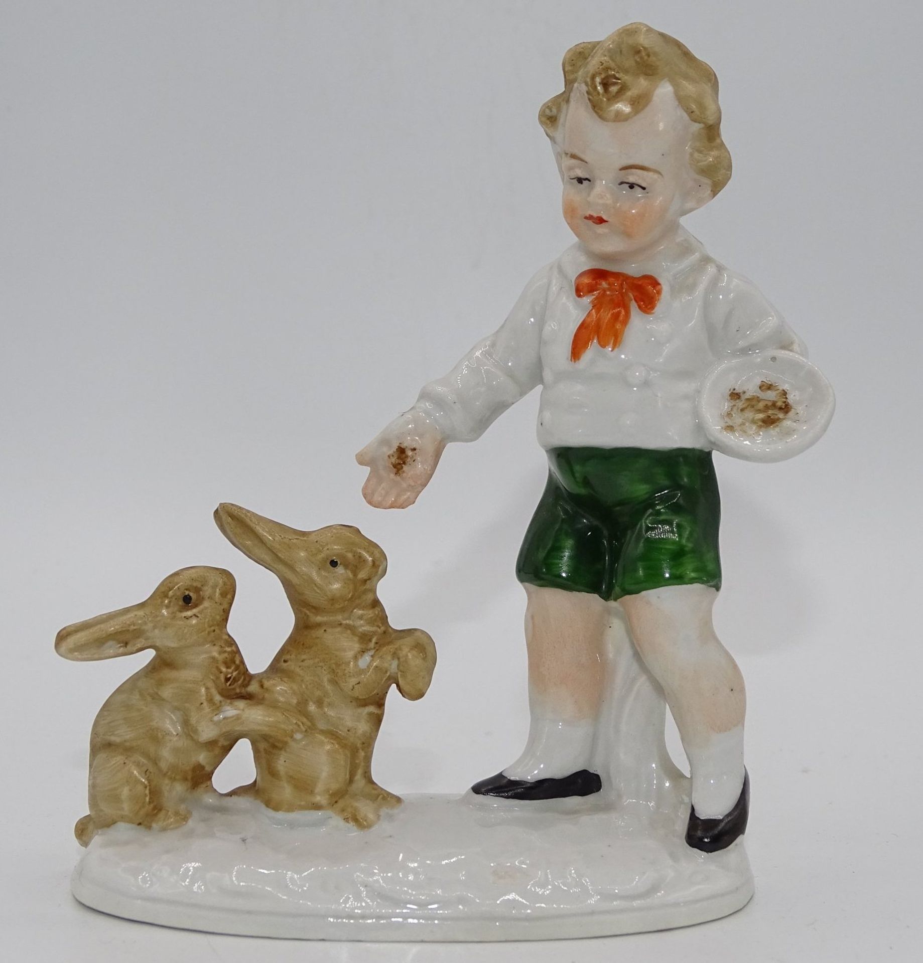 Figur Junge mit Hasen "Lippelsdorf", DDR, bemalt, H-11 cm, B-9 cm
