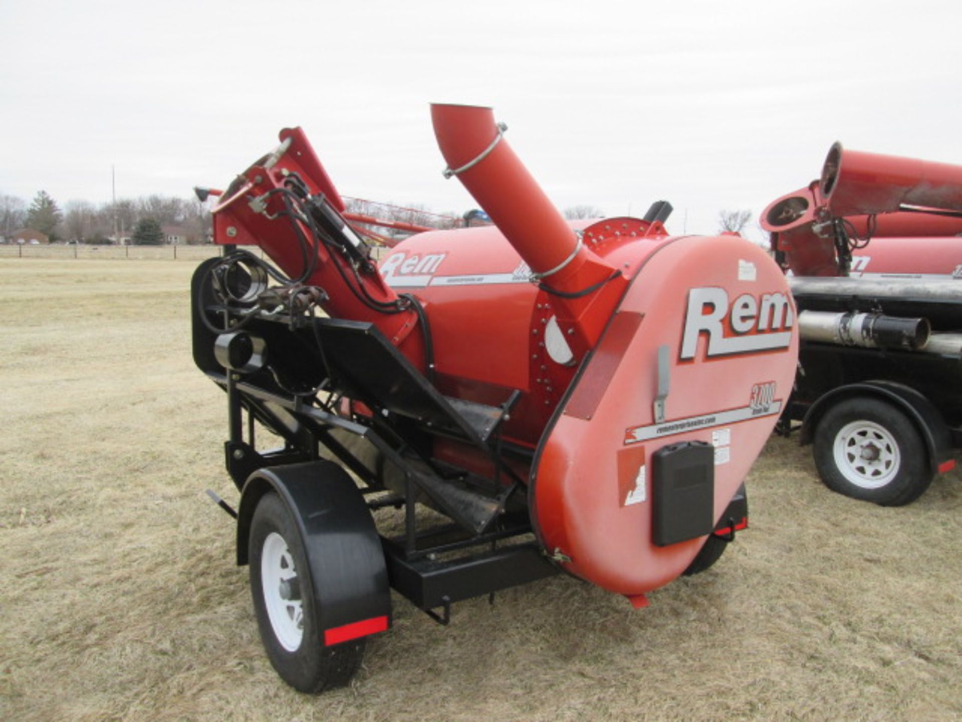 REM 3700 GRAIN VAC; FOR PARTS - Image 4 of 7