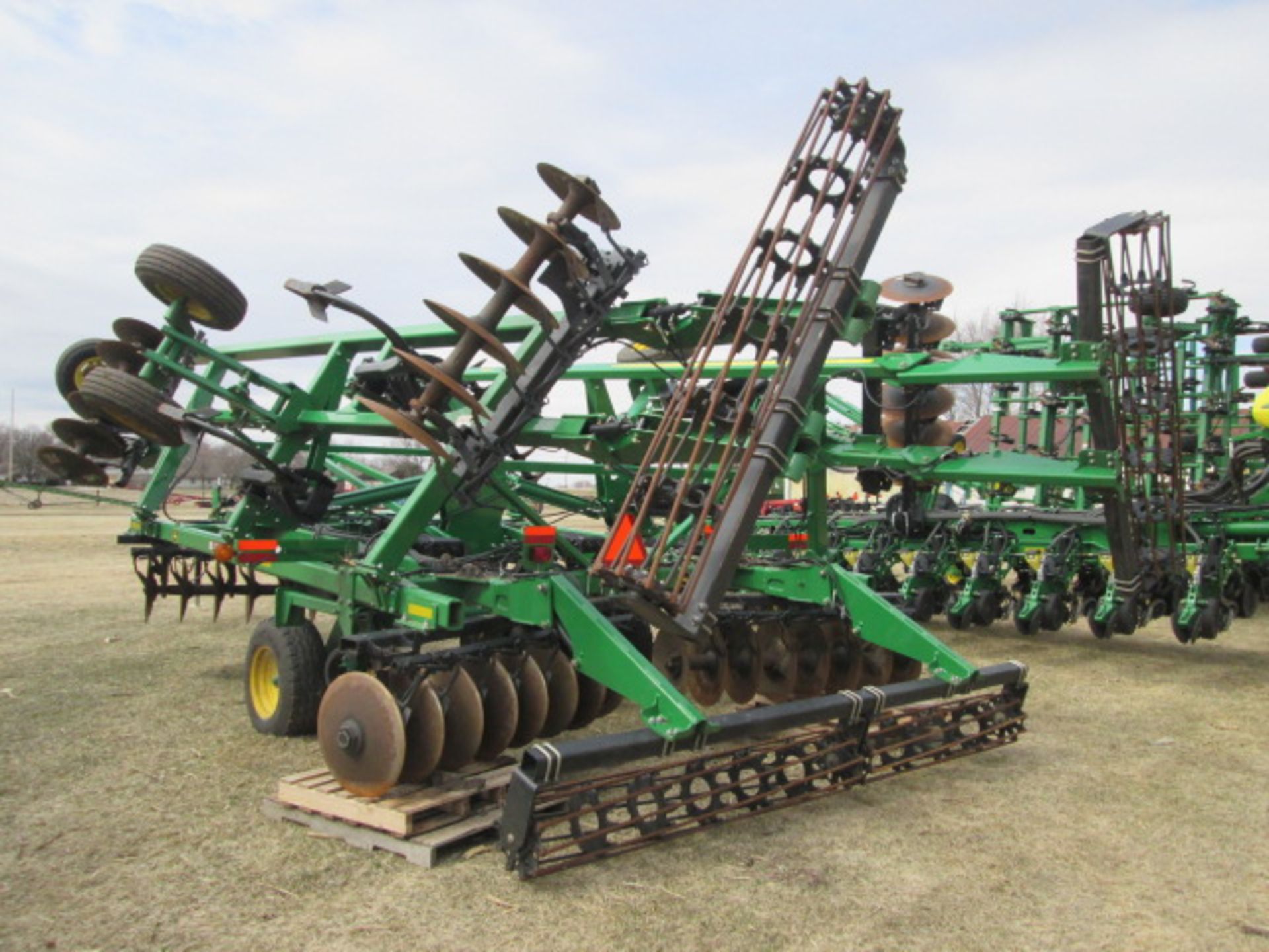 2014 JOHN DEERE 2720 DISC RIPPER, 9 SHANK, ROLLING BASKETS - Image 3 of 11