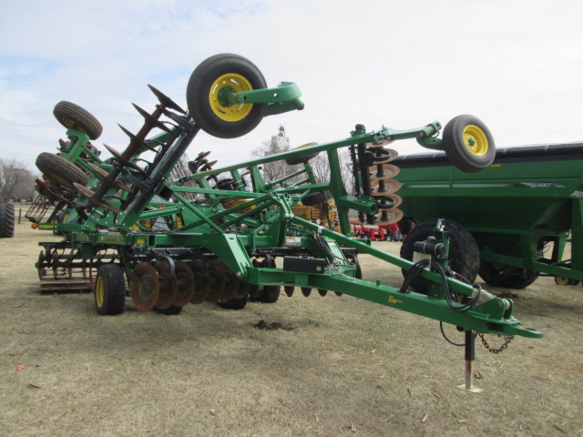 2014 JOHN DEERE 2720 DISC RIPPER, 9 SHANK, ROLLING BASKETS