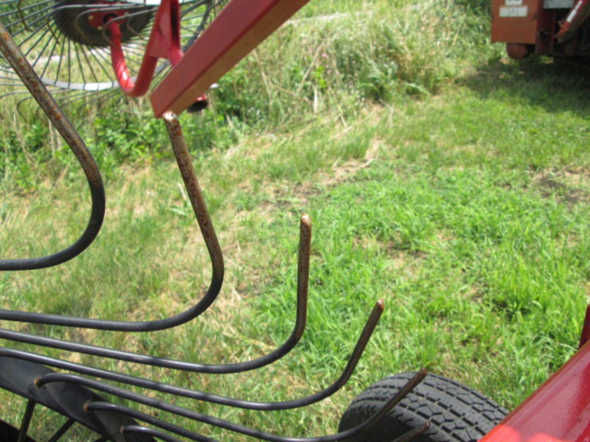 MF V-10 10 WHEEL HAY RAKE - Image 7 of 7