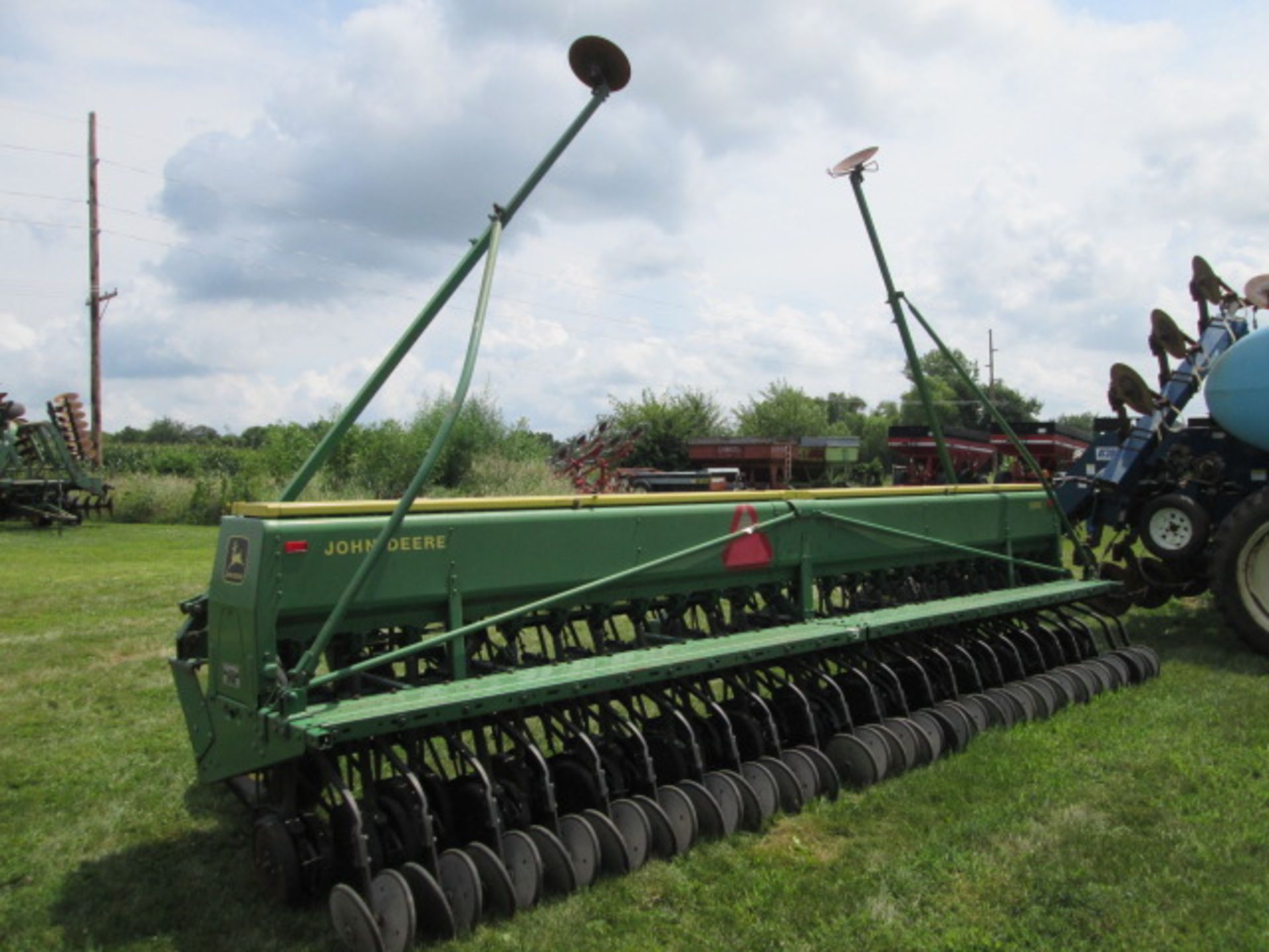 JD 520 20’ GRAIN DRILL, 10” SPACING, MARKERS;GRASS SEED - Image 3 of 9