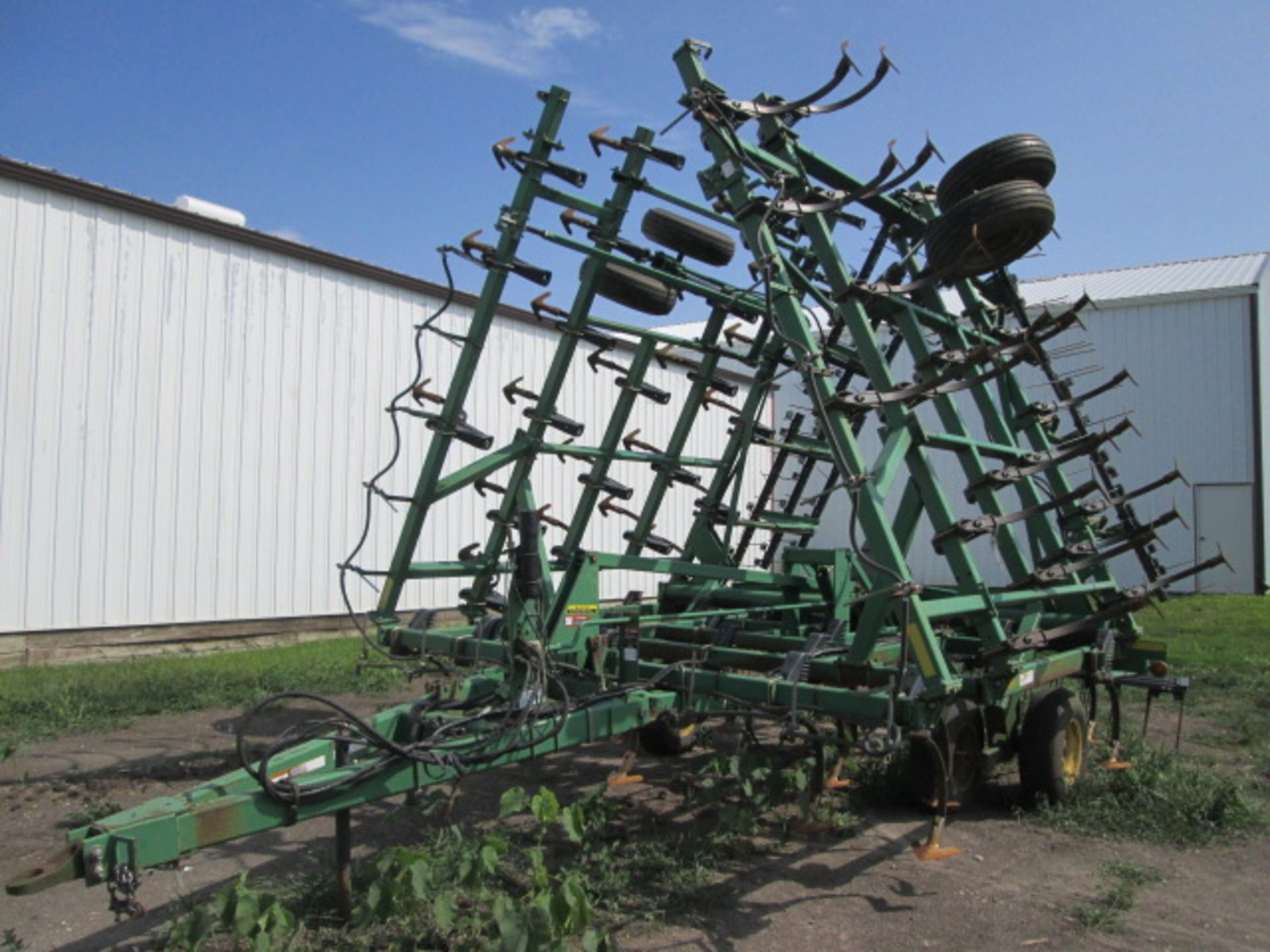 JD 980 FIELD CULTIVATOR,32’, HEAVY SHANKS, 3X HARROW