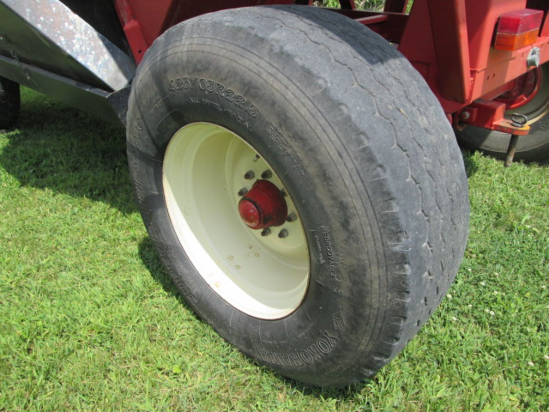 BRENT 540 GRAVITY FLOW WAGON - Image 8 of 11