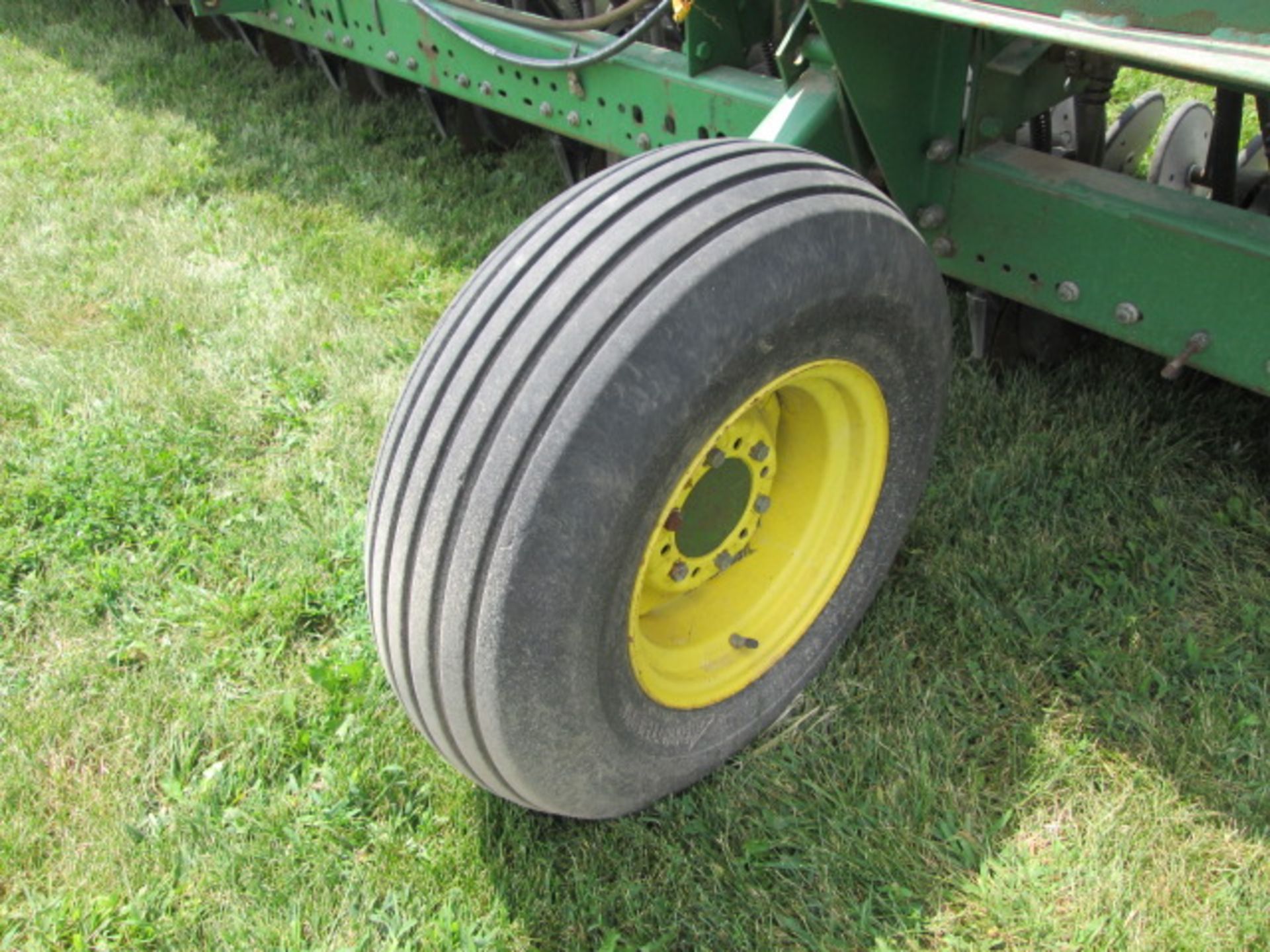 JD 520 20’ GRAIN DRILL, 10” SPACING, MARKERS;GRASS SEED - Image 5 of 9