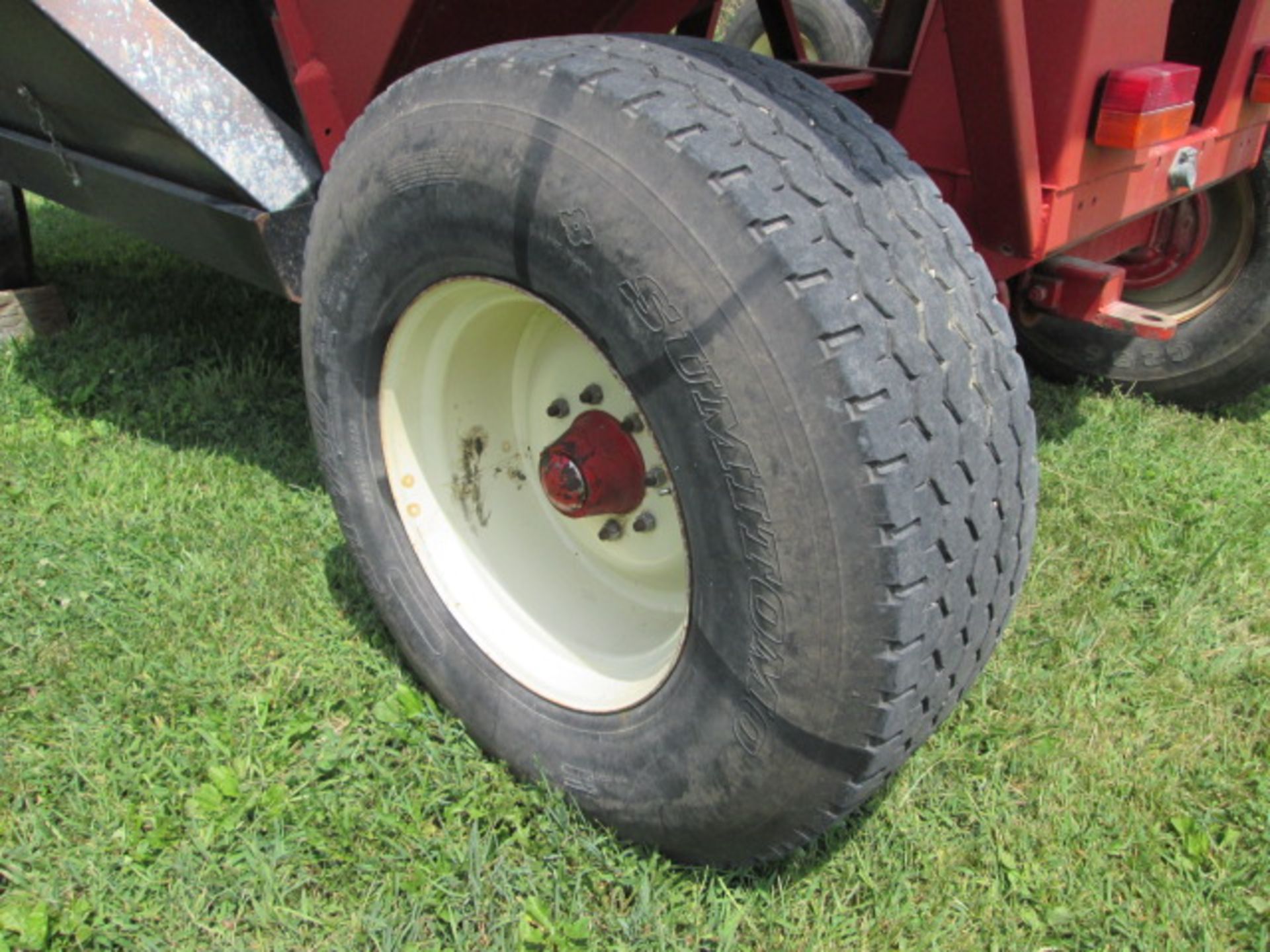 BRENT 540 GRAVITY FLOW WAGON - Image 8 of 11