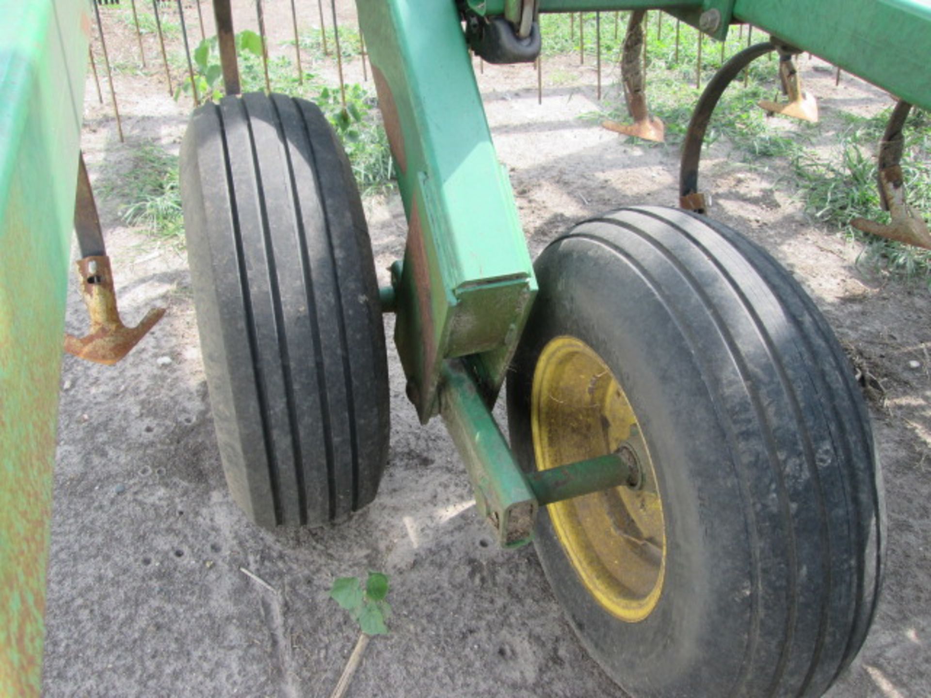 JD 980 FIELD CULTIVATOR,32’, HEAVY SHANKS, 3X HARROW - Image 9 of 10