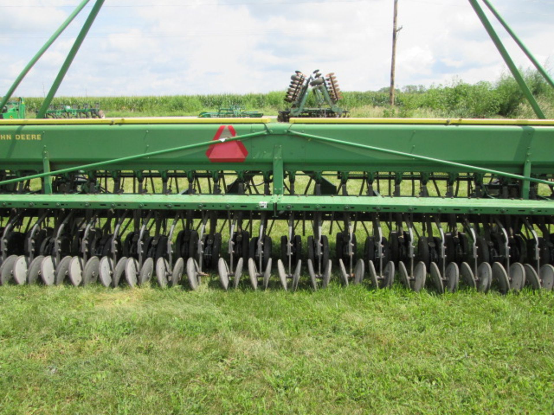 JD 520 20’ GRAIN DRILL, 10” SPACING, MARKERS;GRASS SEED - Image 8 of 9