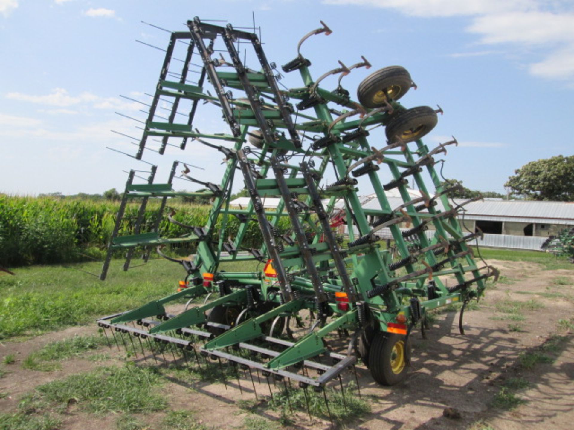 JD 980 FIELD CULTIVATOR,32’, HEAVY SHANKS, 3X HARROW - Image 3 of 10