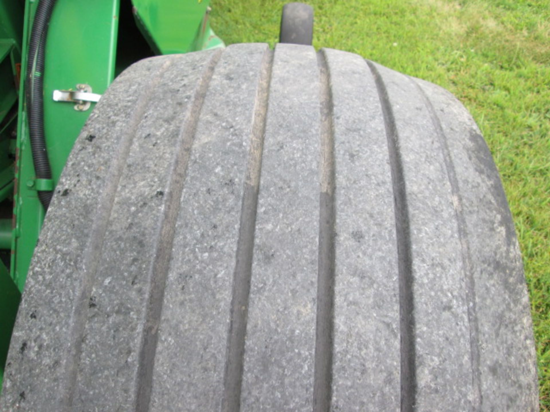 2008 JD 568 ROUND BALER,NET WRAP, MEGA WIDE;BIG TIRES;18,000 BALES - Image 6 of 12