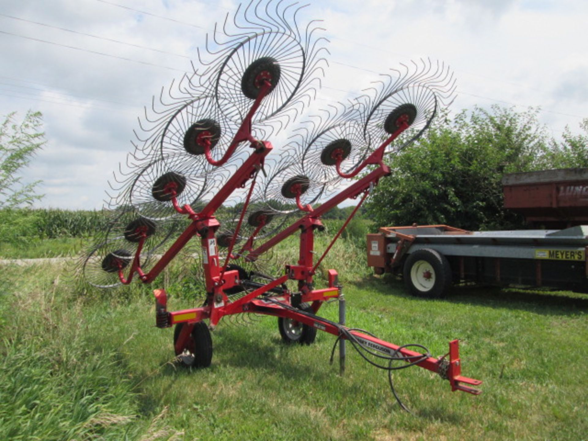 MF V-10 10 WHEEL HAY RAKE - Image 2 of 7