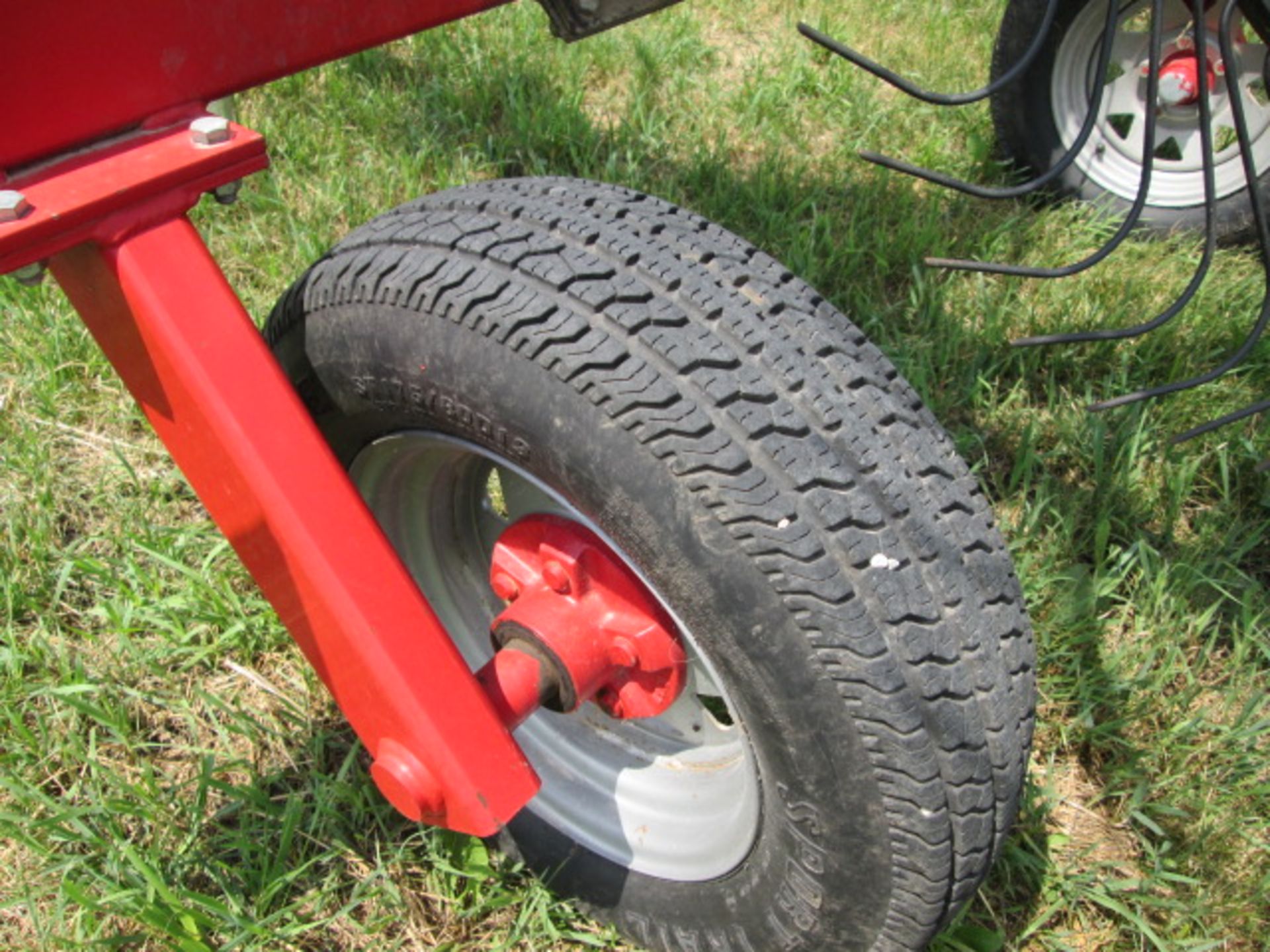 MF V-10 10 WHEEL HAY RAKE - Image 5 of 7