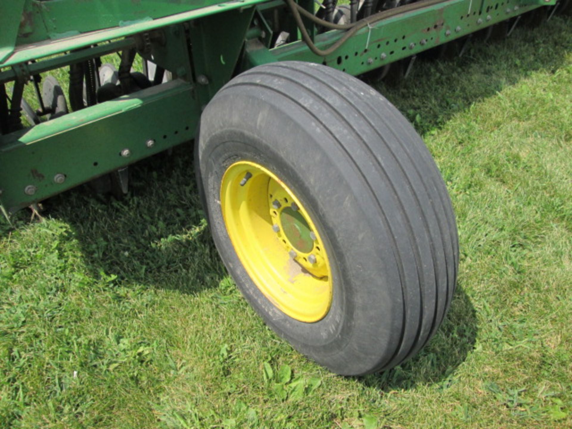 JD 520 20’ GRAIN DRILL, 10” SPACING, MARKERS;GRASS SEED - Image 6 of 9