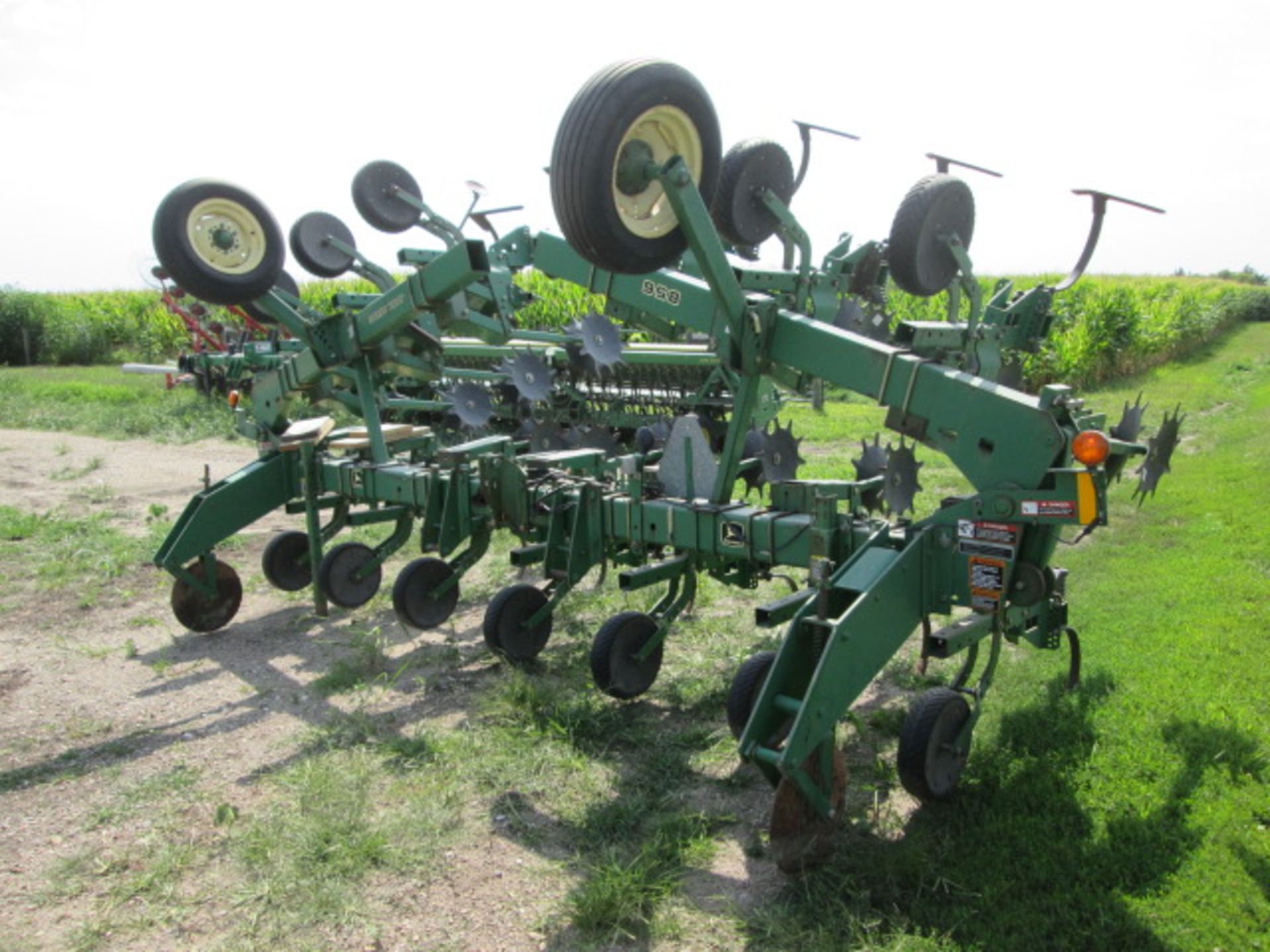 JD 856 12R30 CULT, SINGLE SHANK PER ROW