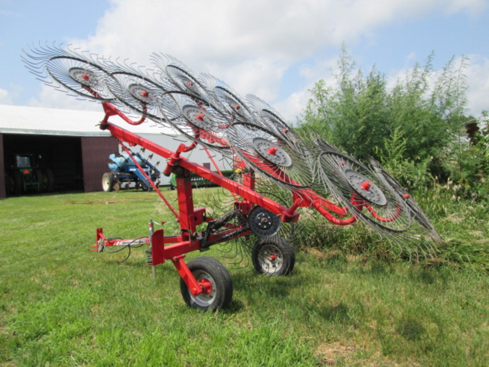 MF V-10 10 WHEEL HAY RAKE - Image 4 of 7