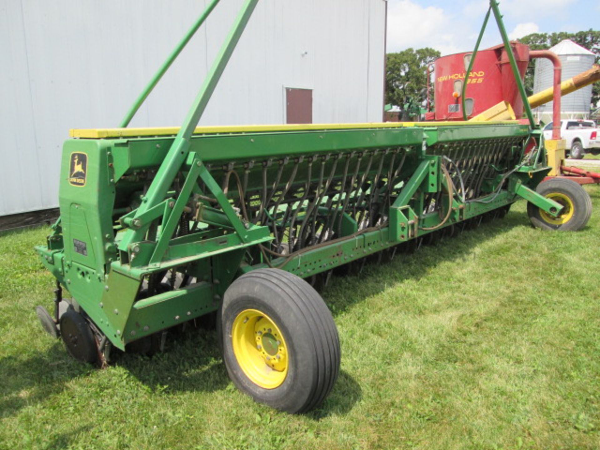 JD 520 20’ GRAIN DRILL, 10” SPACING, MARKERS;GRASS SEED