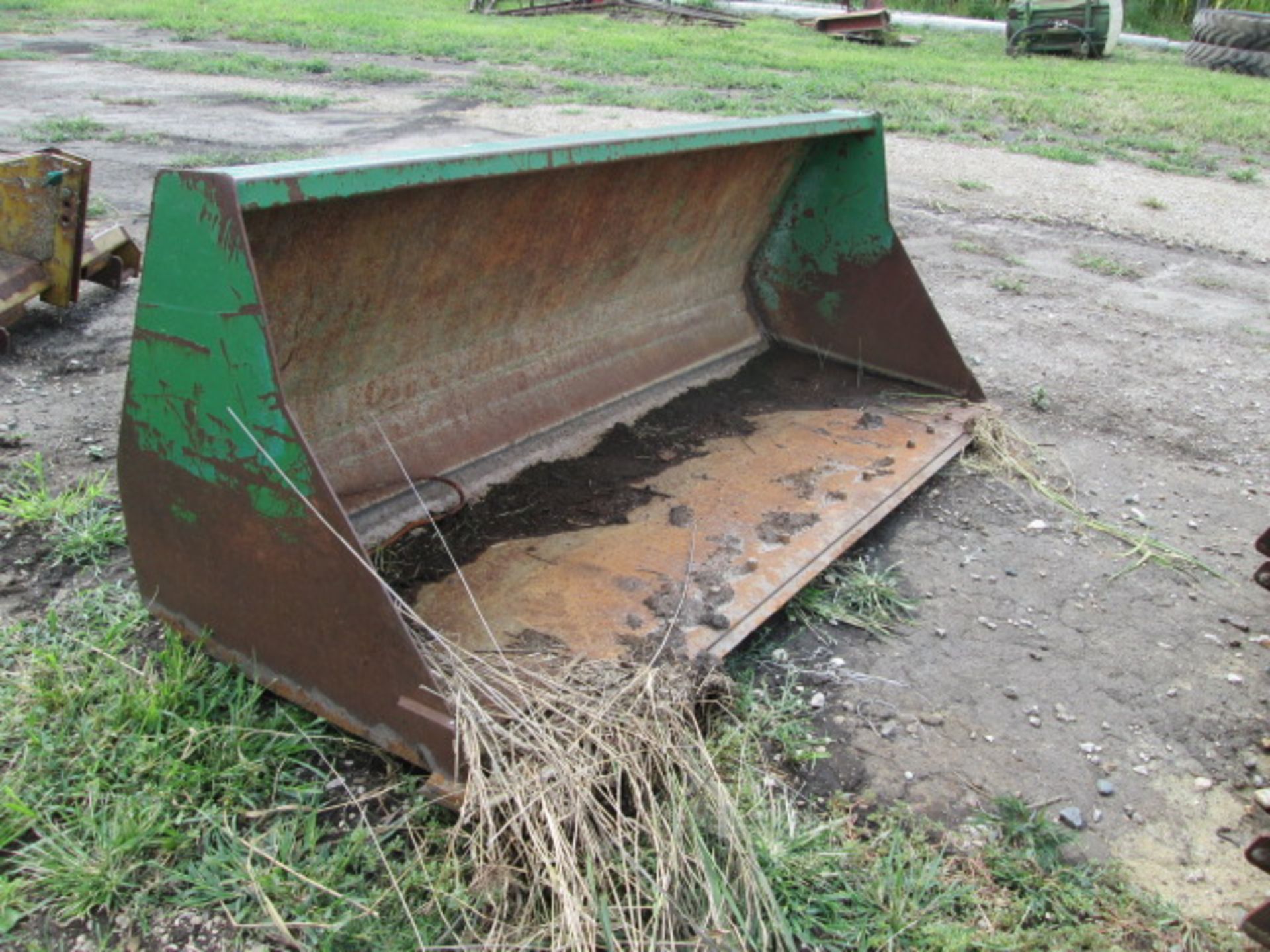 JOHN DEERE BUCKET