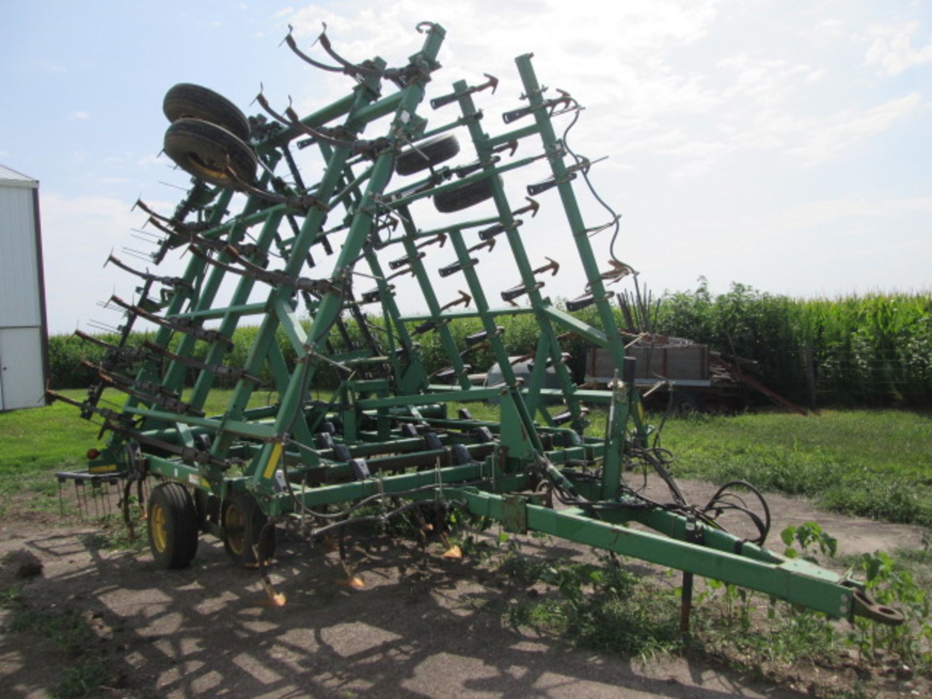 JD 980 FIELD CULTIVATOR,32’, HEAVY SHANKS, 3X HARROW - Image 2 of 10