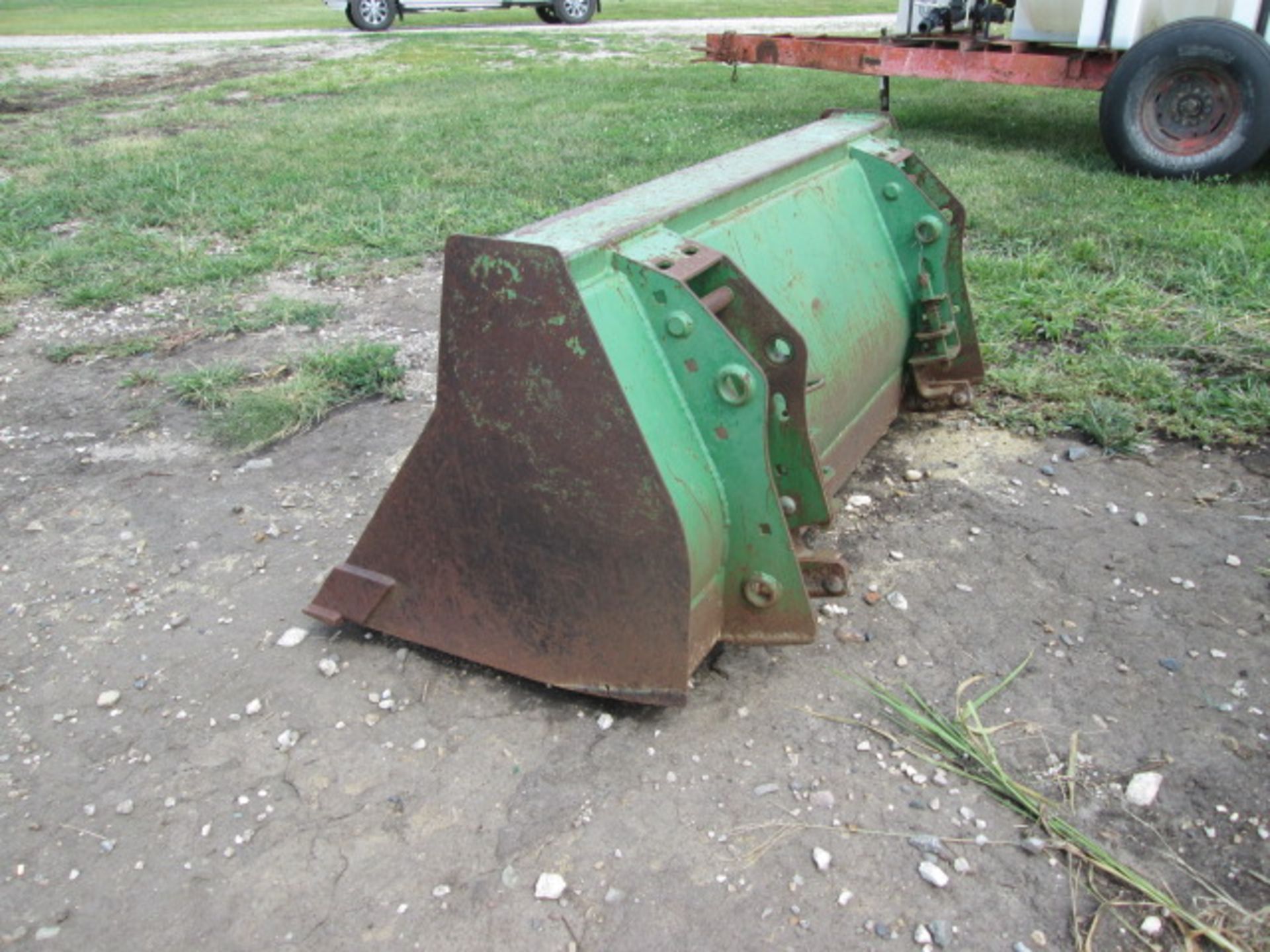 JOHN DEERE BUCKET