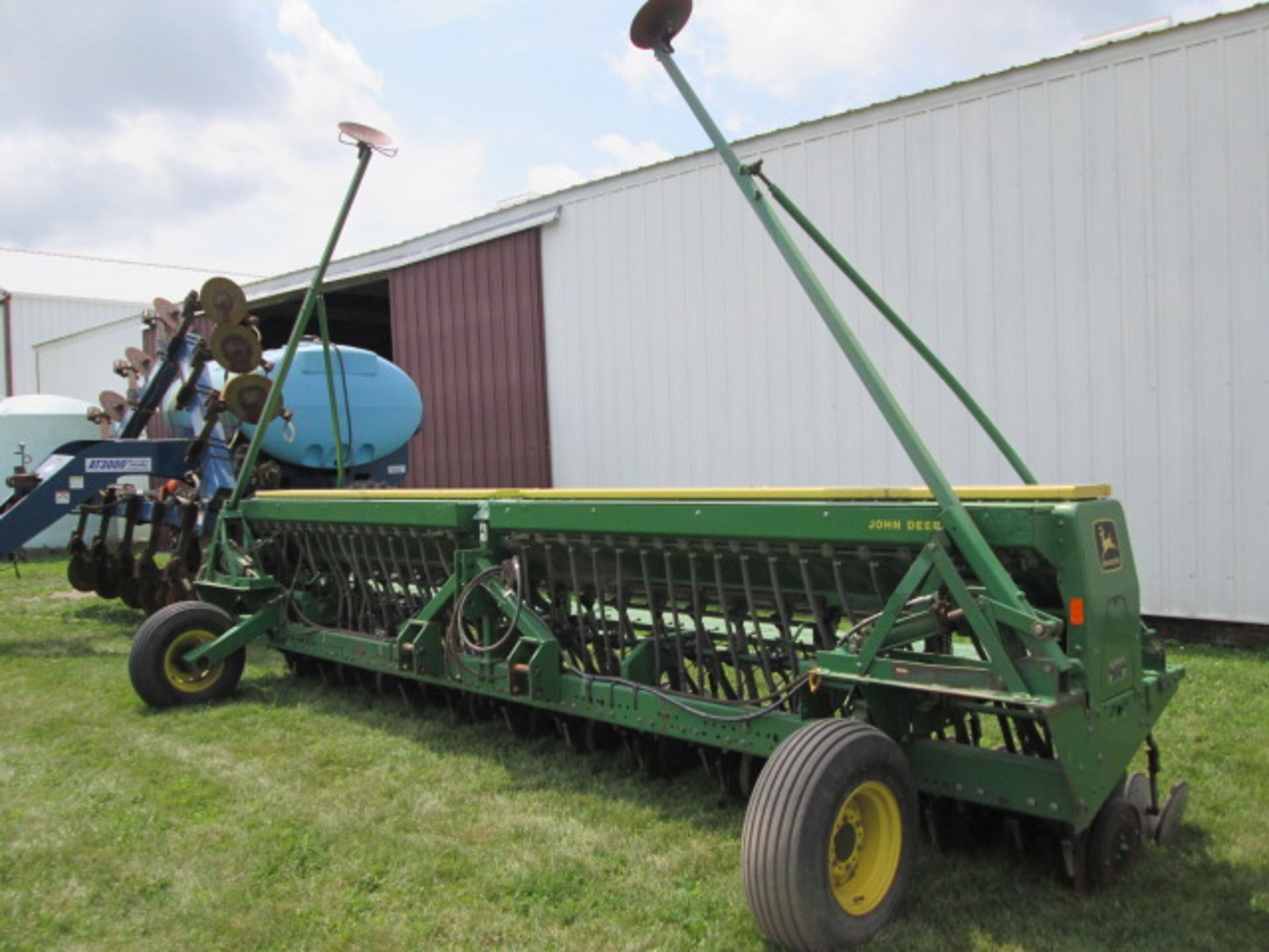 JD 520 20’ GRAIN DRILL, 10” SPACING, MARKERS;GRASS SEED - Image 4 of 9