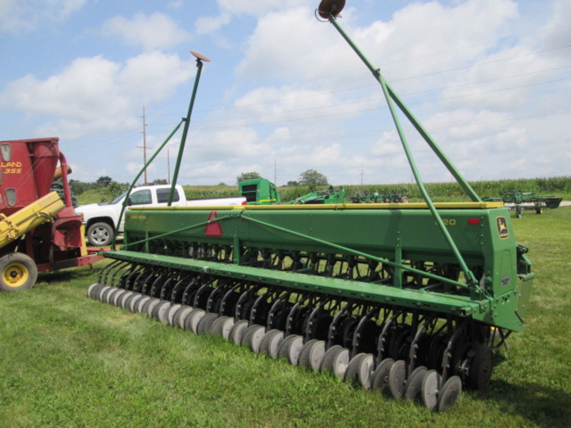 JD 520 20’ GRAIN DRILL, 10” SPACING, MARKERS;GRASS SEED - Image 2 of 9