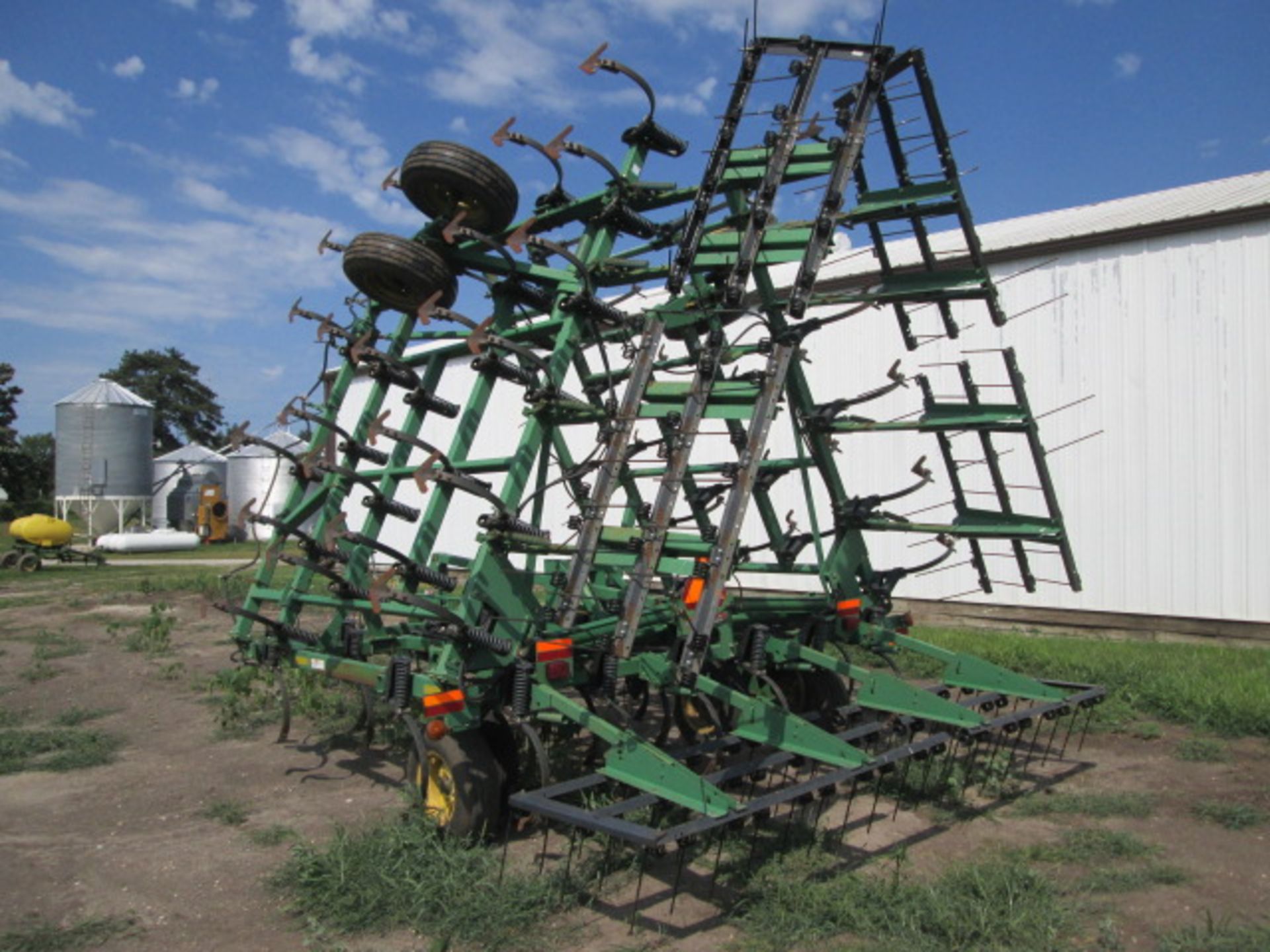 JD 980 FIELD CULTIVATOR,32’, HEAVY SHANKS, 3X HARROW - Image 4 of 10