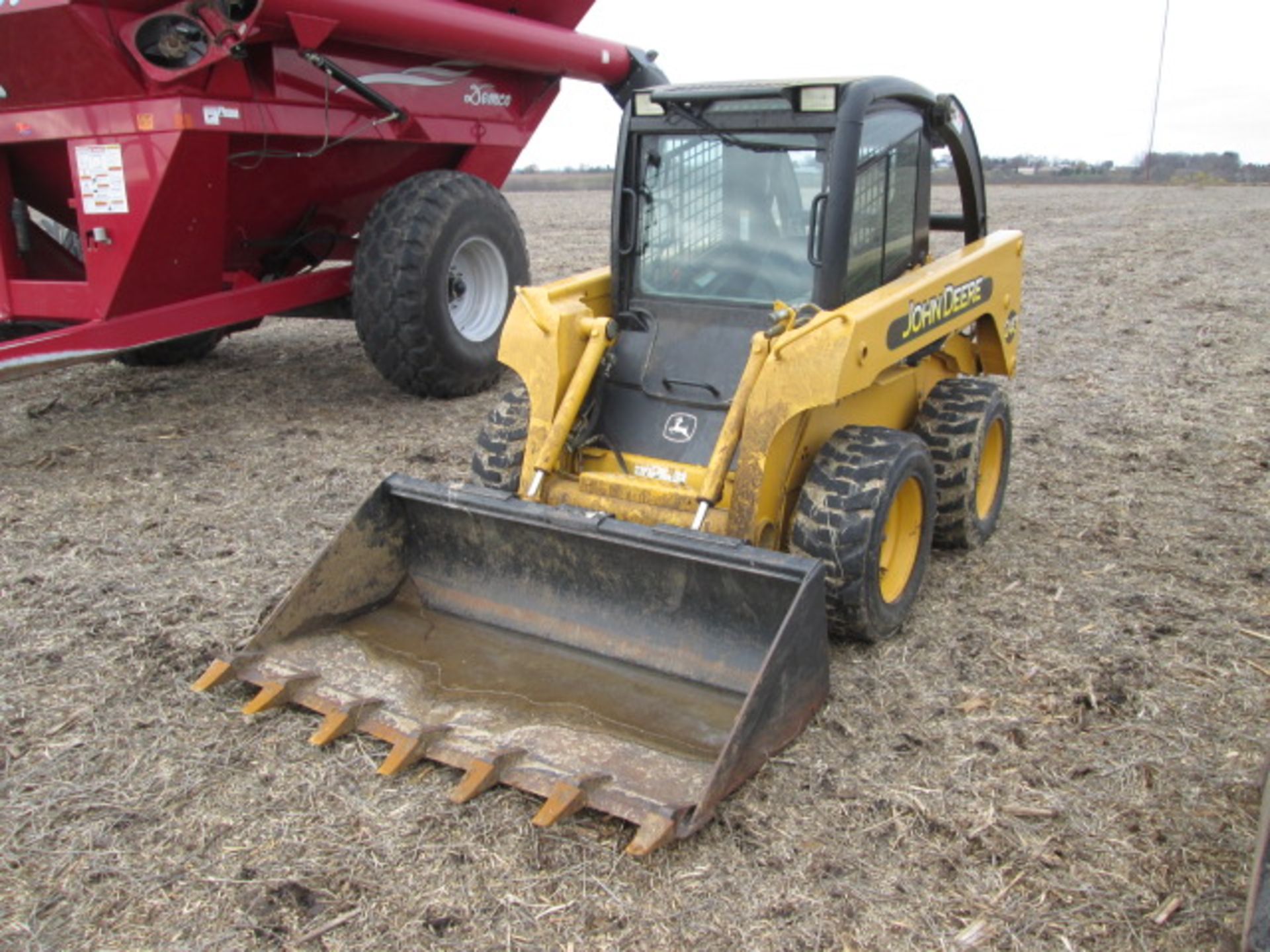 ’02 JD 240 SKID STEER, CAB, HTR, POWER TACH, 855 HRS - Image 2 of 9