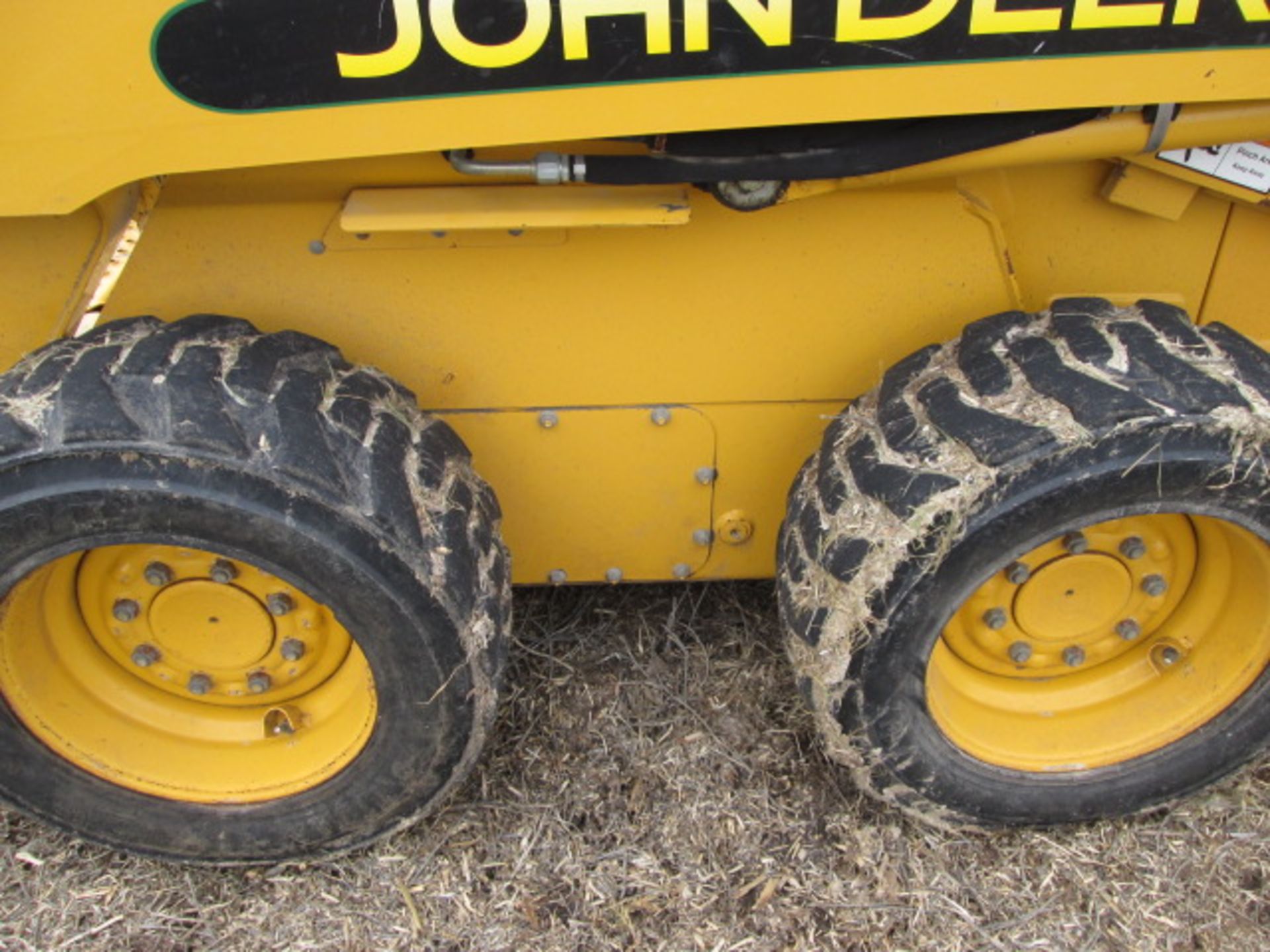 ’02 JD 240 SKID STEER, CAB, HTR, POWER TACH, 855 HRS - Image 7 of 9